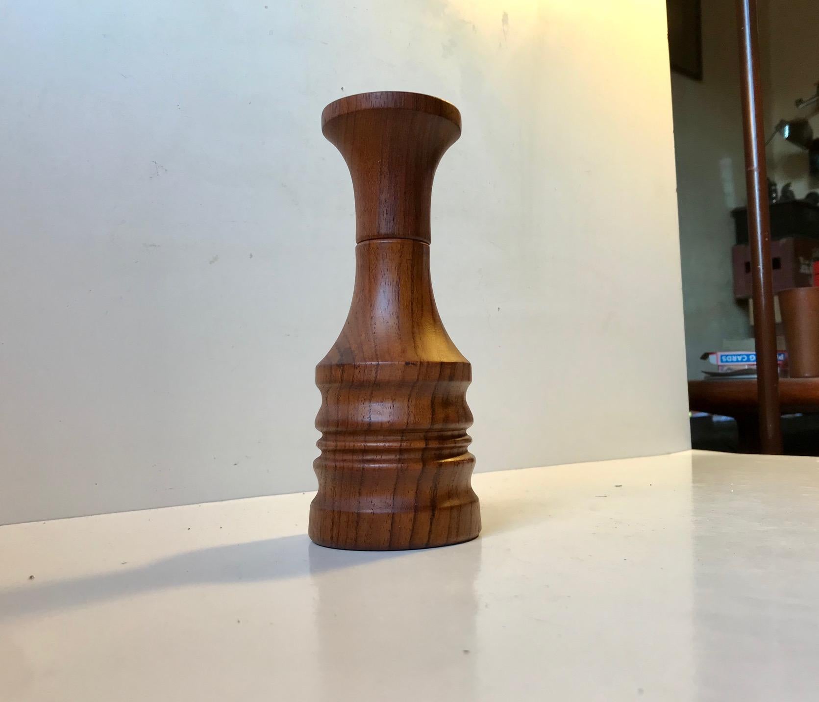 Ultra rare hybrid pepper-mill with integrated salt Shaker. It was designed by Jens Quistgaard during the late 1950s. Manufactured by IHQ - Dansk design in Denmark during the early 1960s. It features a solid teak body in a sculptural form. The best