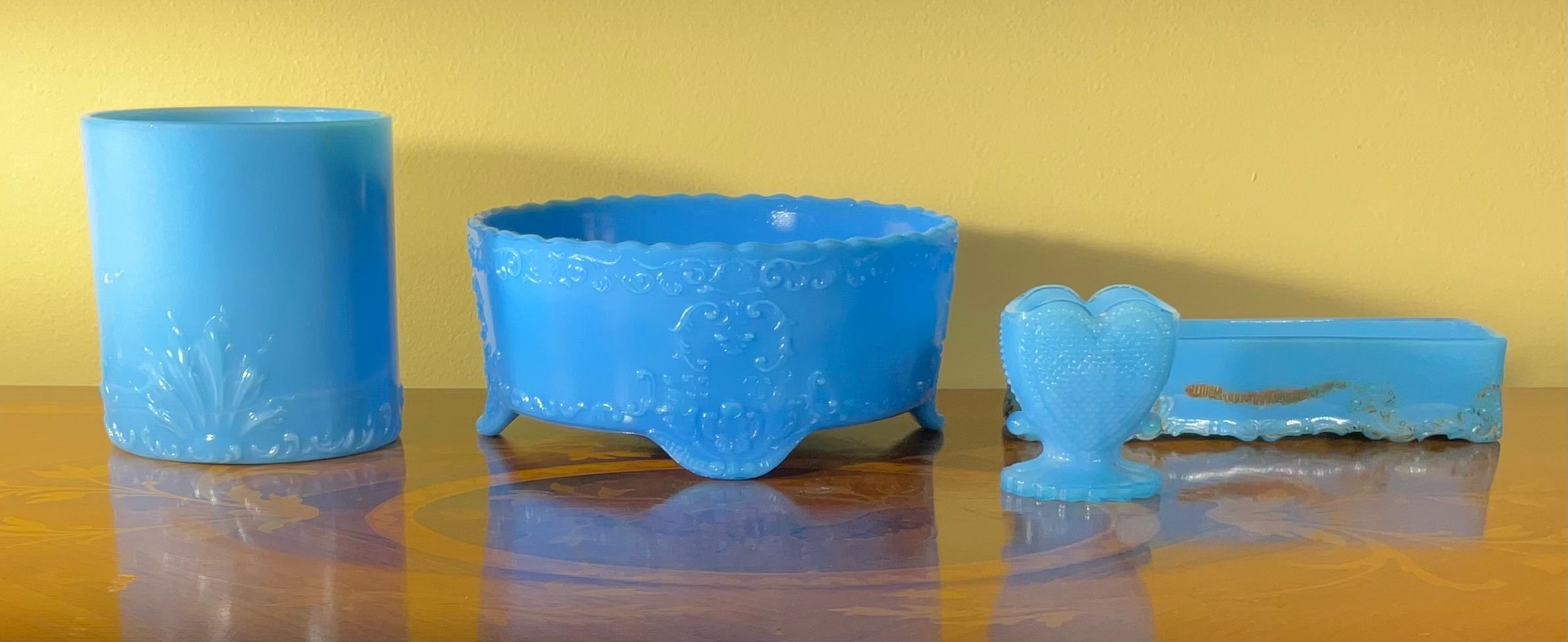 Exquisito conjunto de cuatro piezas vintage de cristal azul, perfectas para añadir un toque de elegancia clásica a cualquier hogar o colección. Este cautivador conjunto presenta lo que parece ser un impresionante cuenco de cristal de leche azul de