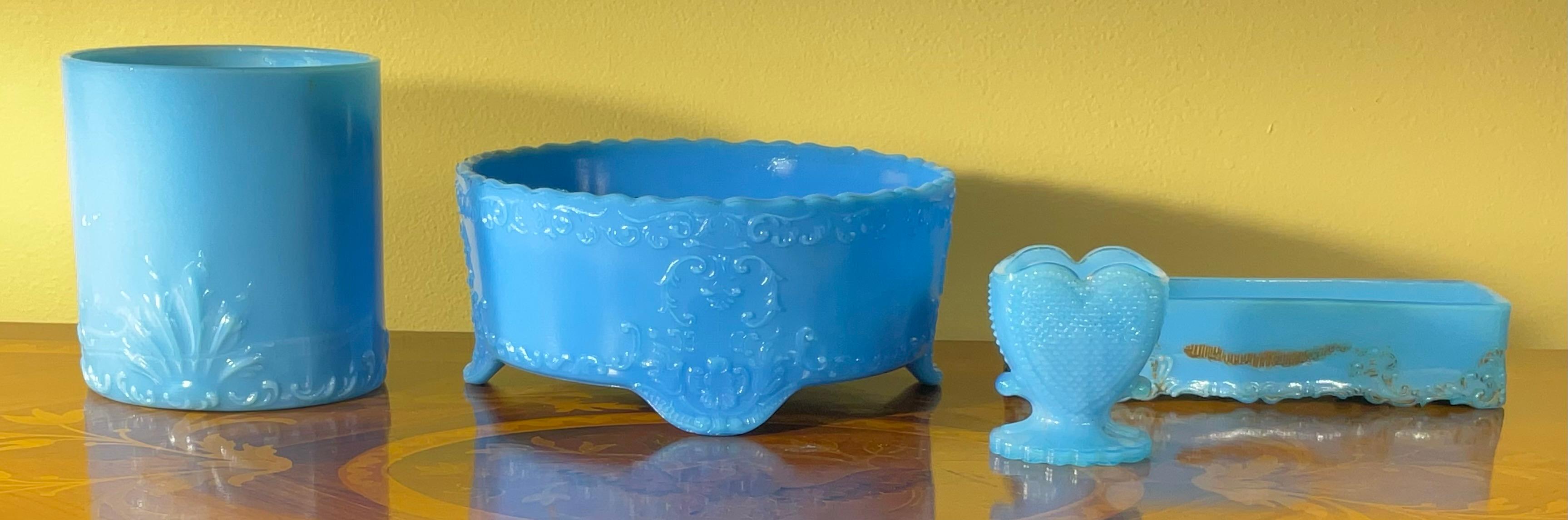 Rara y Radiante Colección de Vaso de Leche Azul: Fenton & More - Imprescindible Estadounidense en venta