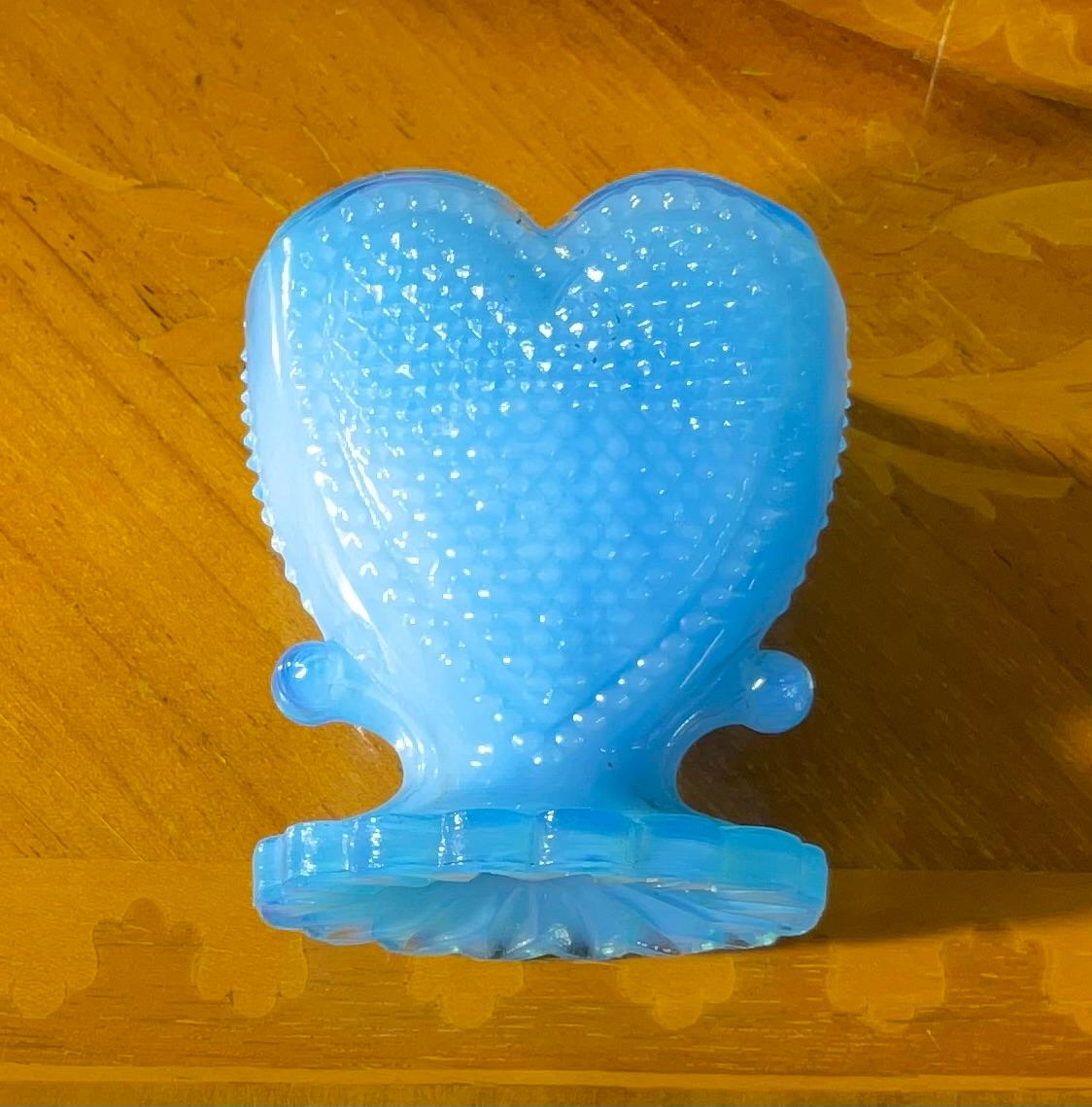 Rara y Radiante Colección de Vaso de Leche Azul: Fenton & More - Imprescindible Hecho a mano en venta
