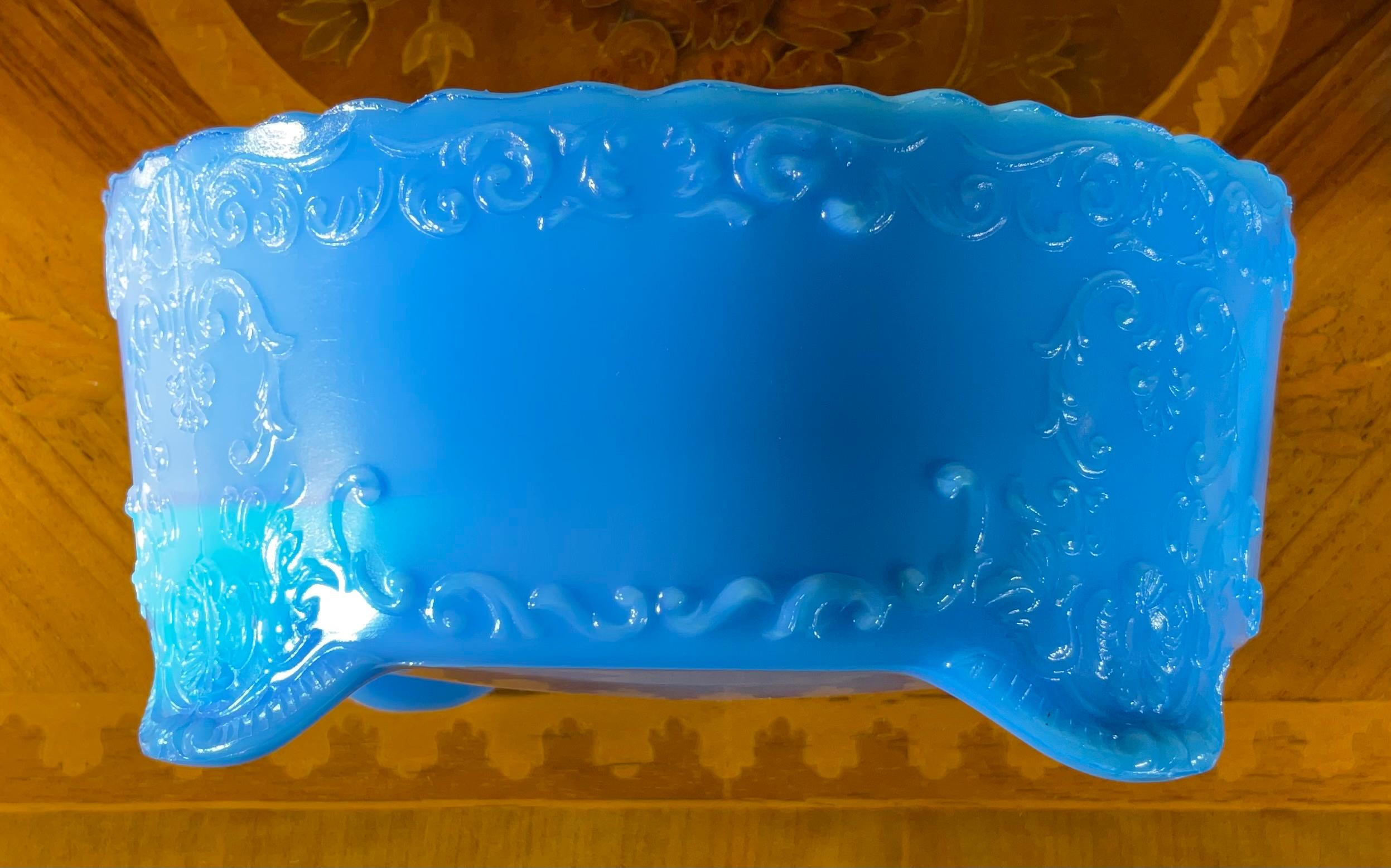Rara y Radiante Colección de Vaso de Leche Azul: Fenton & More - Imprescindible siglo XX en venta