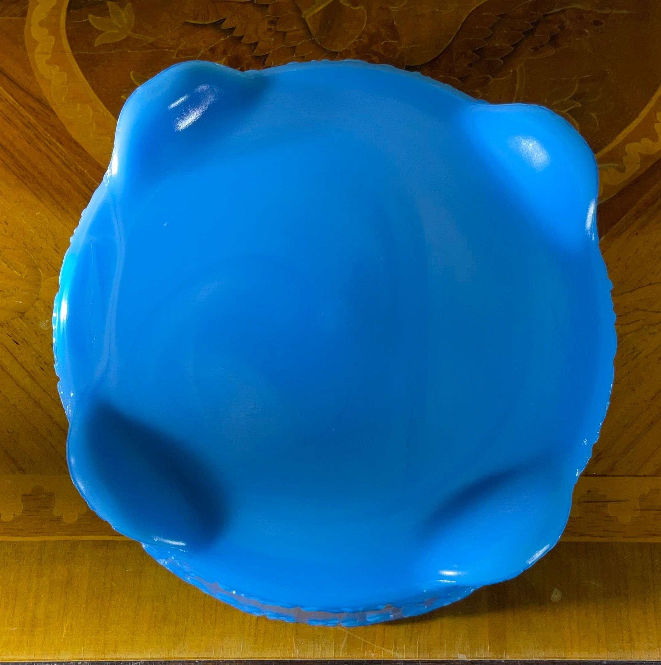 Rara y Radiante Colección de Vaso de Leche Azul: Fenton & More - Imprescindible Vidrio opalino en venta