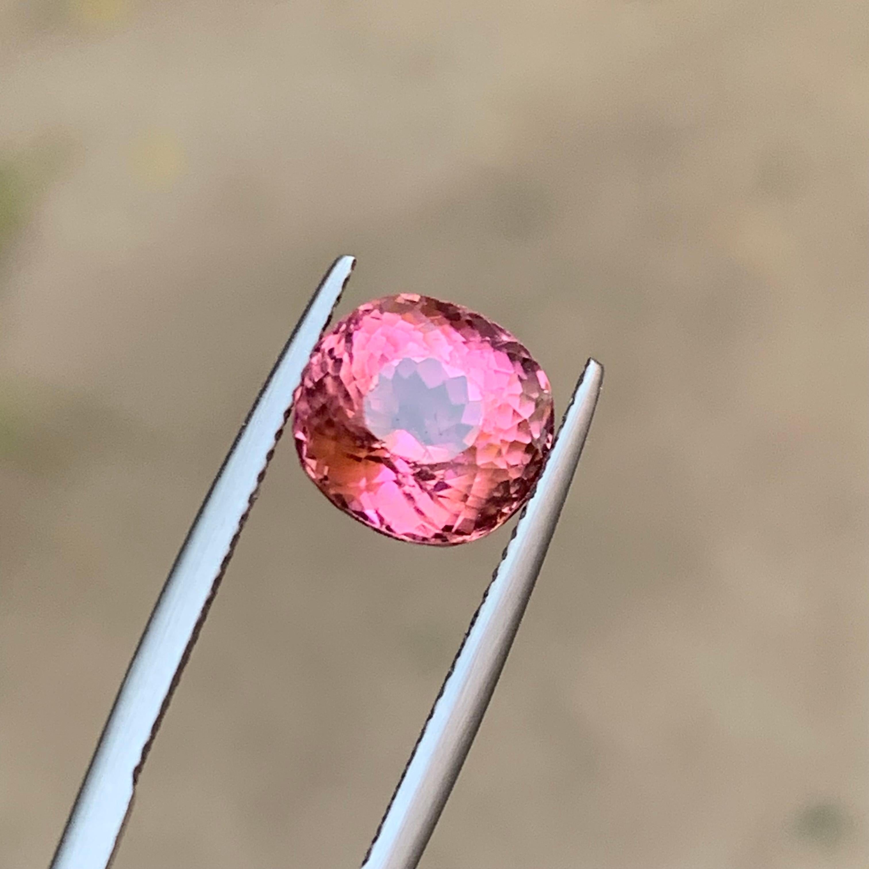 Rara gemma di tormalina naturale rosa radiante da 4,40 carati con taglio a cuscino per anello in vendita 1