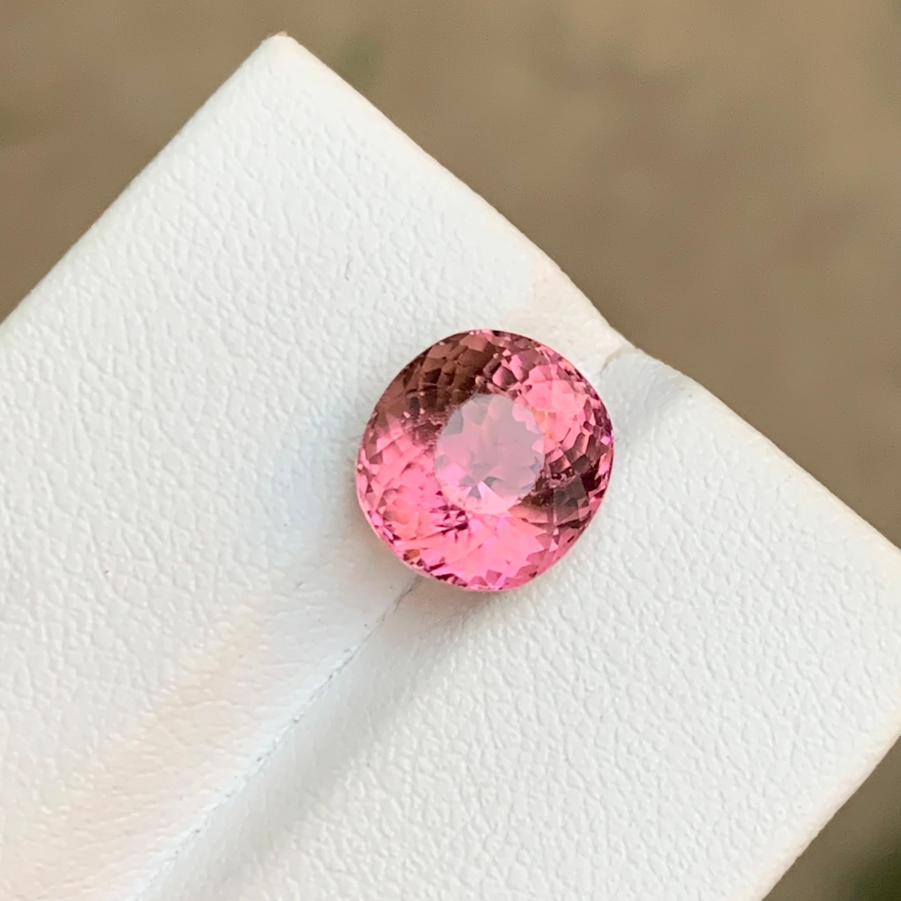 Rara gemma di tormalina naturale rosa radiante da 4,40 carati con taglio a cuscino per anello in vendita 2