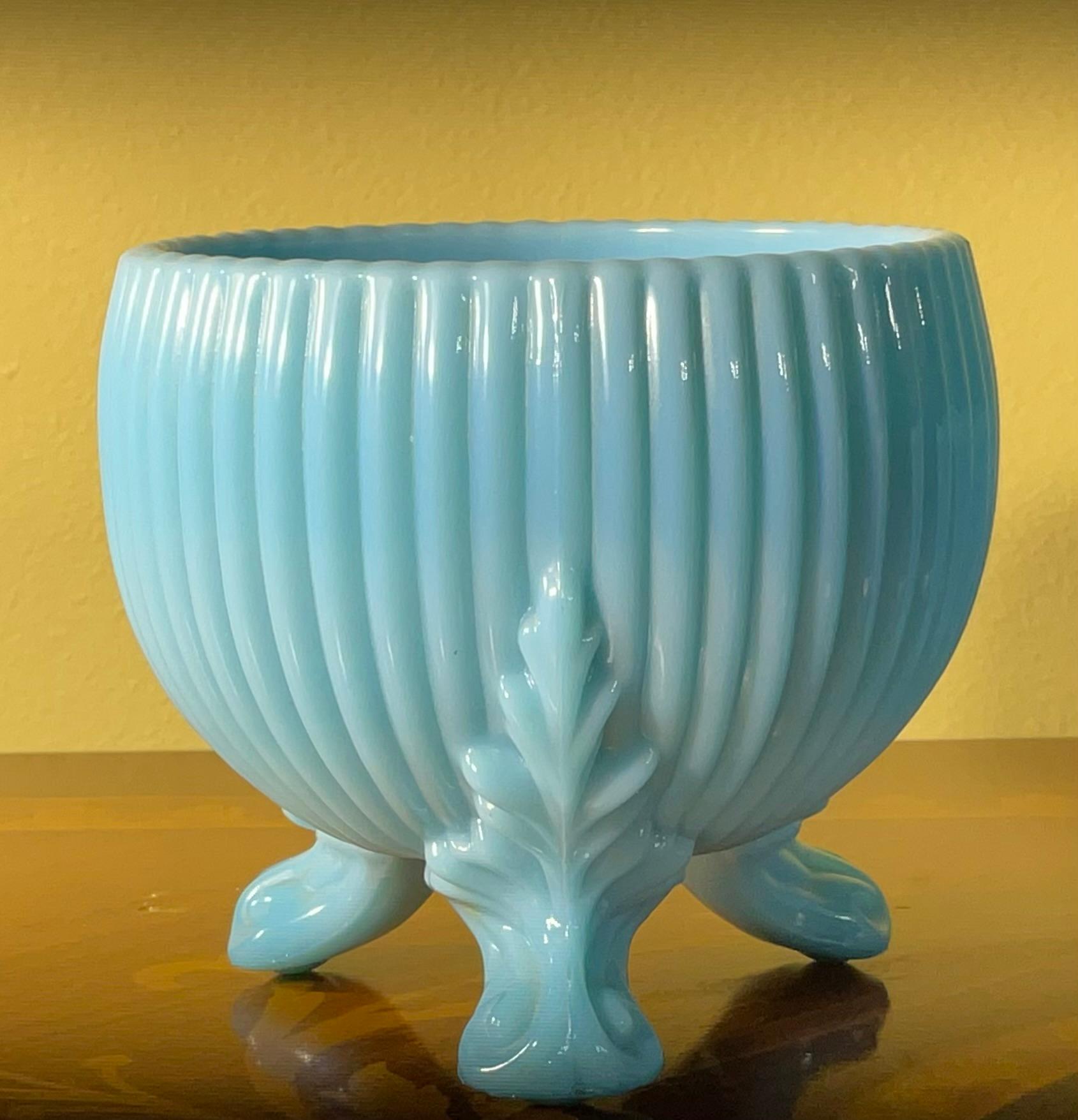 Trío Raro y Radiante: Jarrones / Maceteros / Cestas de pie de cristal de leche azul vintage - en venta 3