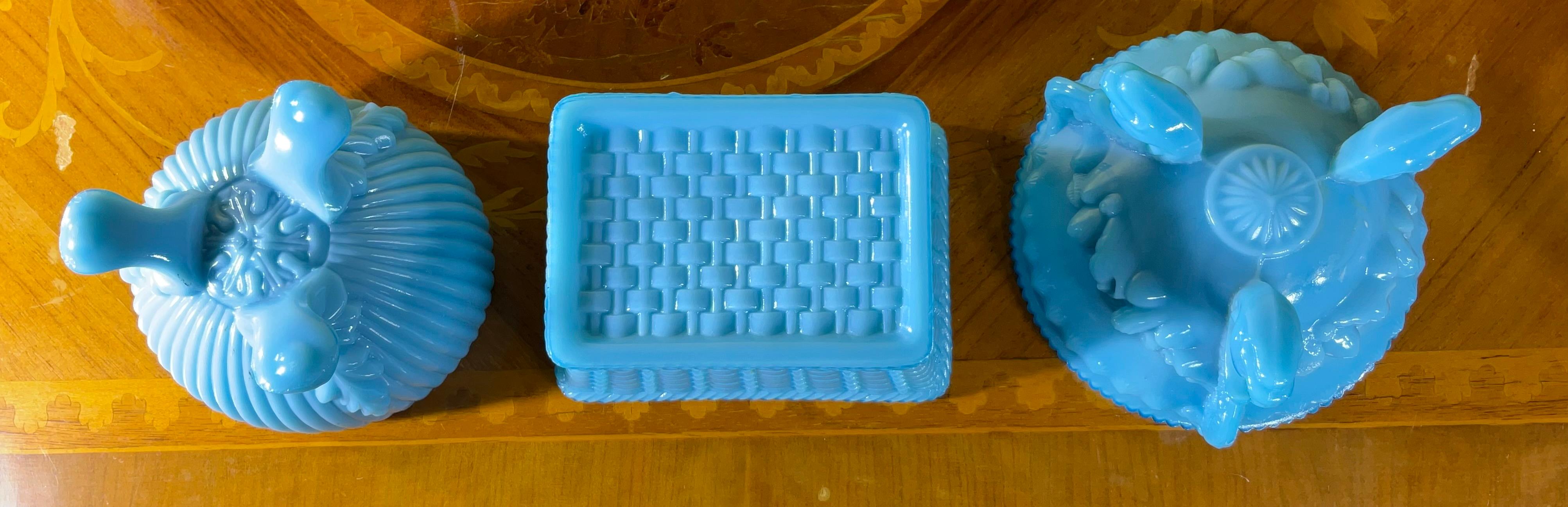 Trío Raro y Radiante: Jarrones / Maceteros / Cestas de pie de cristal de leche azul vintage - en venta 4