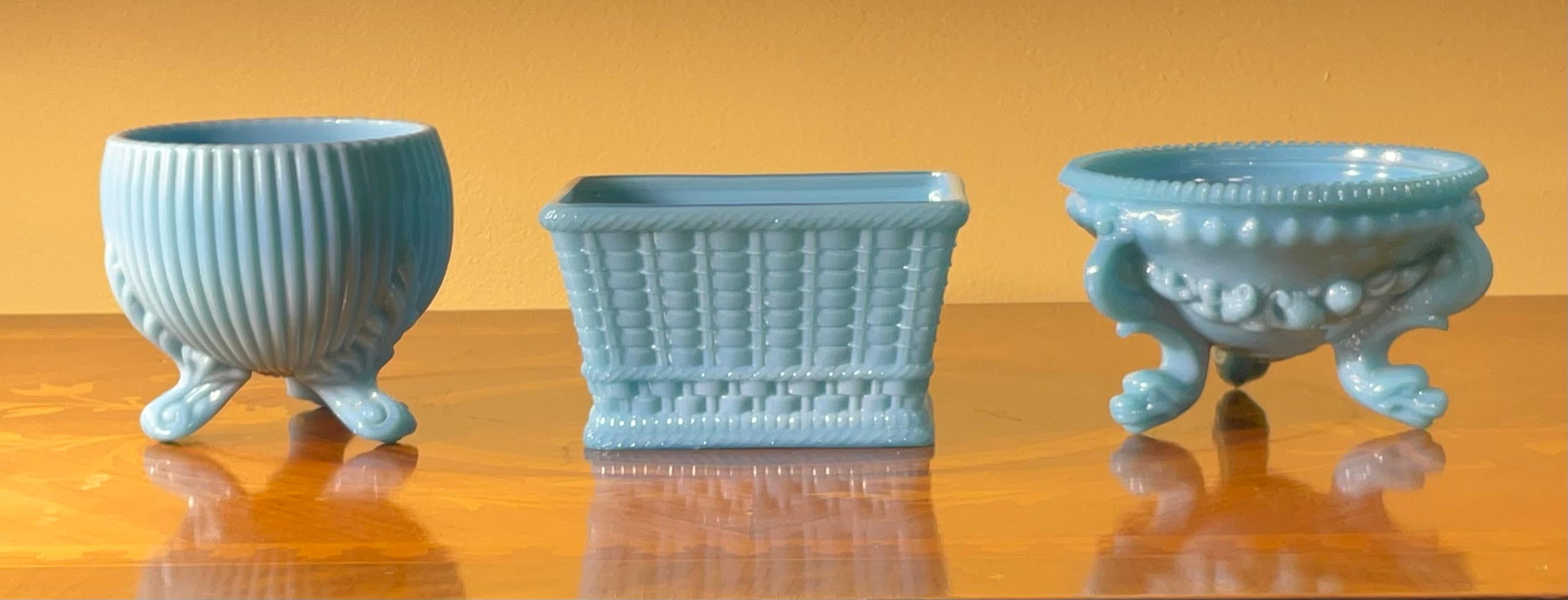 Trío Raro y Radiante: Jarrones / Maceteros / Cestas de pie de cristal de leche azul vintage - en venta 6