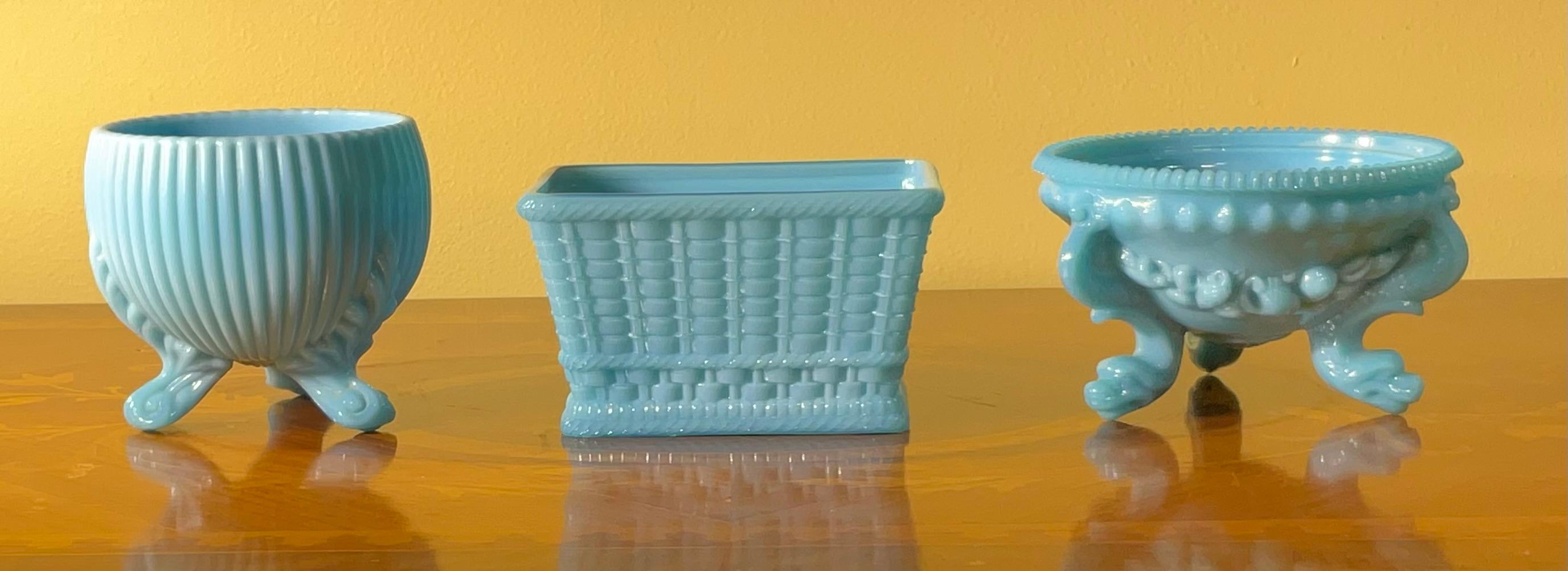 Trío Raro y Radiante: Jarrones / Maceteros / Cestas de pie de cristal de leche azul vintage - en venta 7