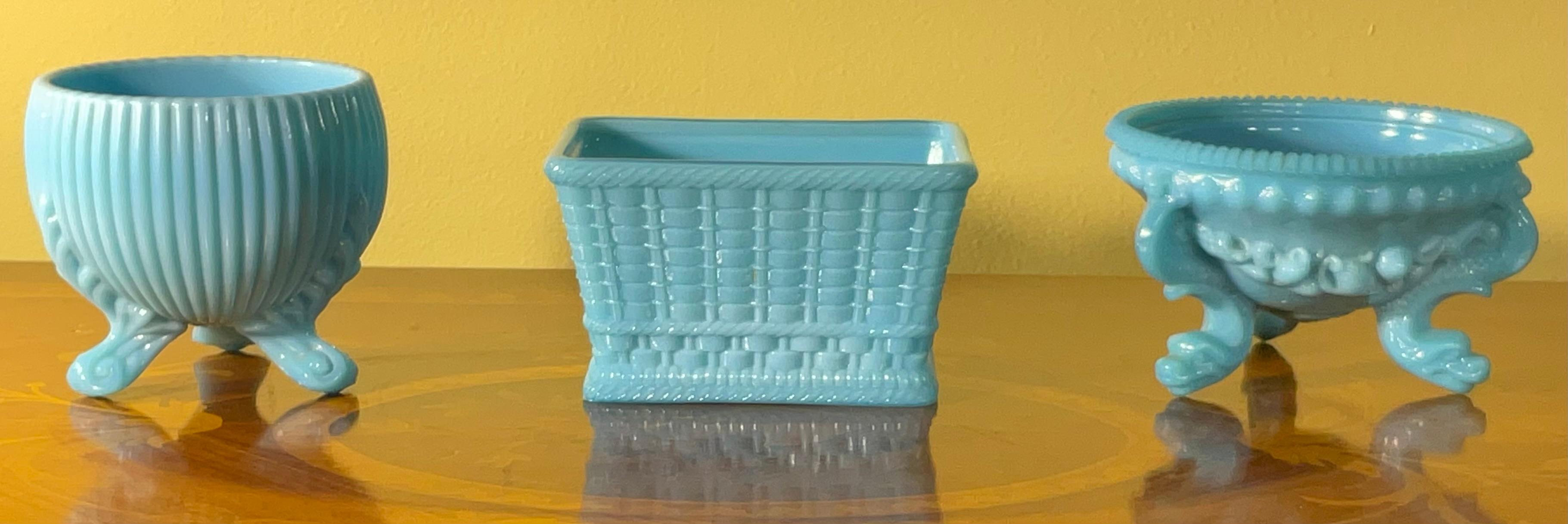

¡Eleva la decoración de tu hogar o añade un toque único a tu colección con este exquisito trío de piezas vintage de cristal de leche azul! Cada artículo es un testimonio de artesanía atemporal y diseño clásico, por lo que son perfectos para