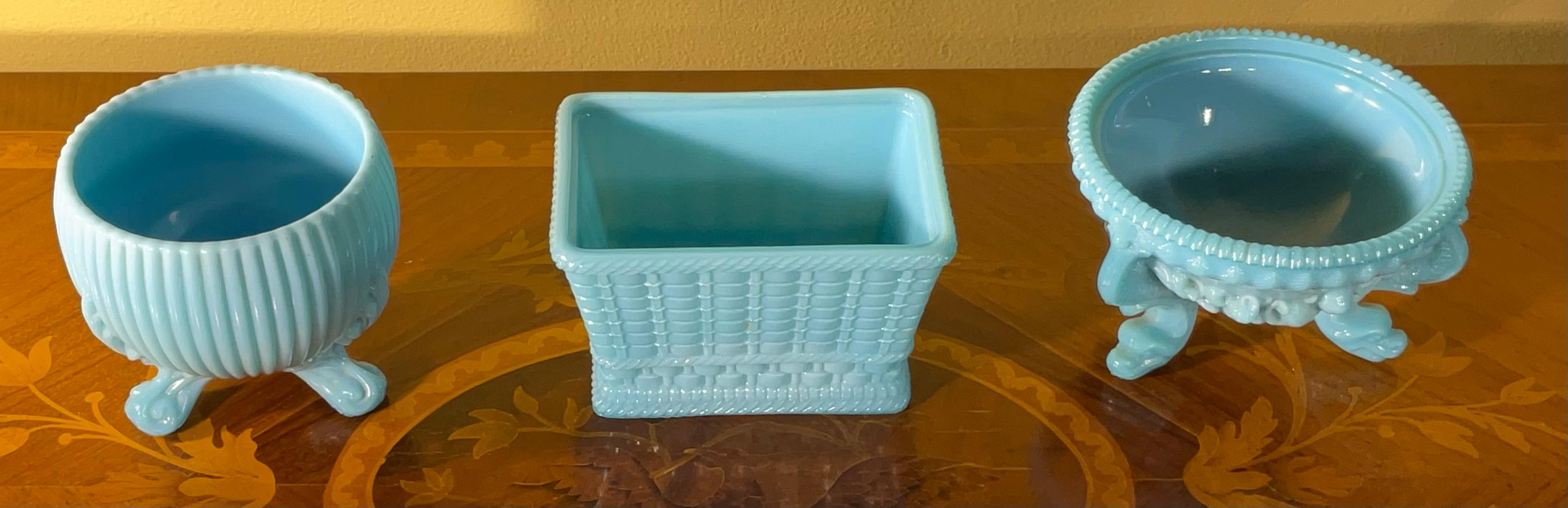 Trío Raro y Radiante: Jarrones / Maceteros / Cestas de pie de cristal de leche azul vintage - Estadounidense en venta
