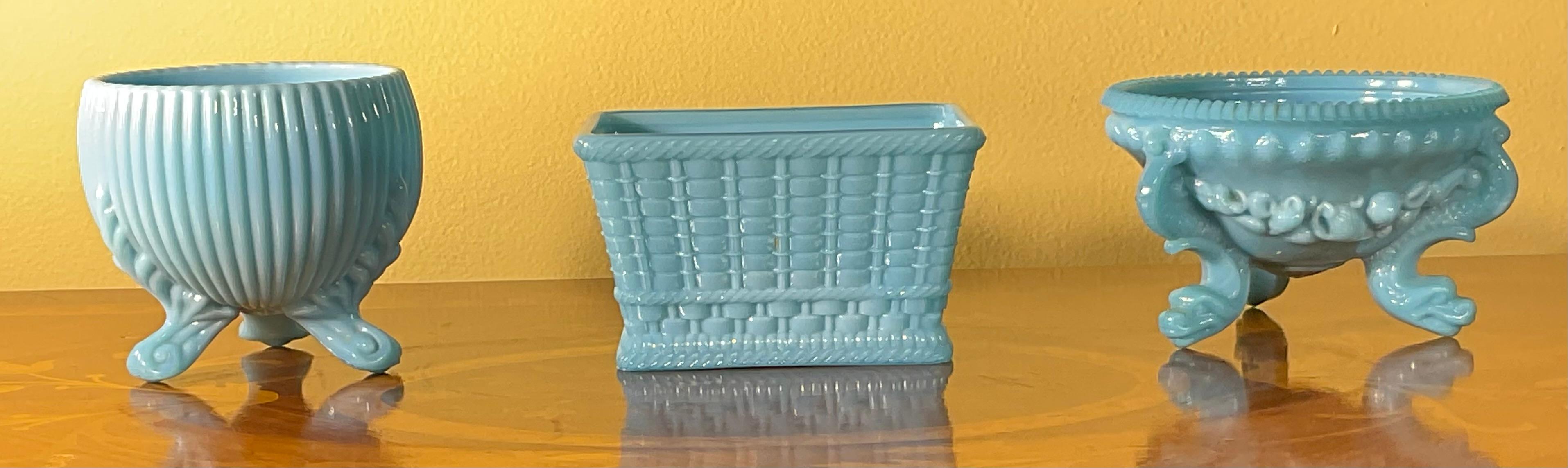 Trío Raro y Radiante: Jarrones / Maceteros / Cestas de pie de cristal de leche azul vintage - Hecho a mano en venta