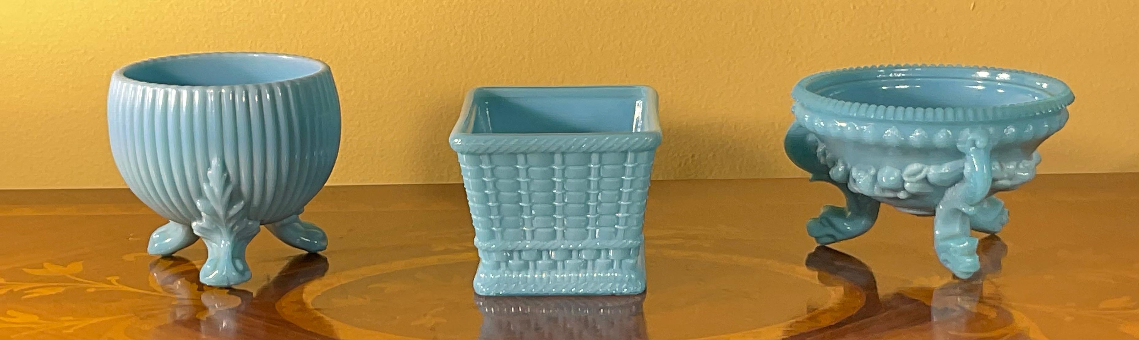 Trío Raro y Radiante: Jarrones / Maceteros / Cestas de pie de cristal de leche azul vintage - en Bueno estado para la venta en Delray Beach, FL