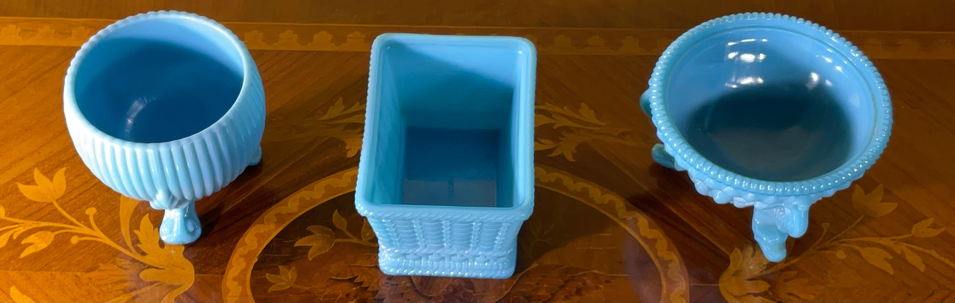 Trío Raro y Radiante: Jarrones / Maceteros / Cestas de pie de cristal de leche azul vintage - siglo XX en venta