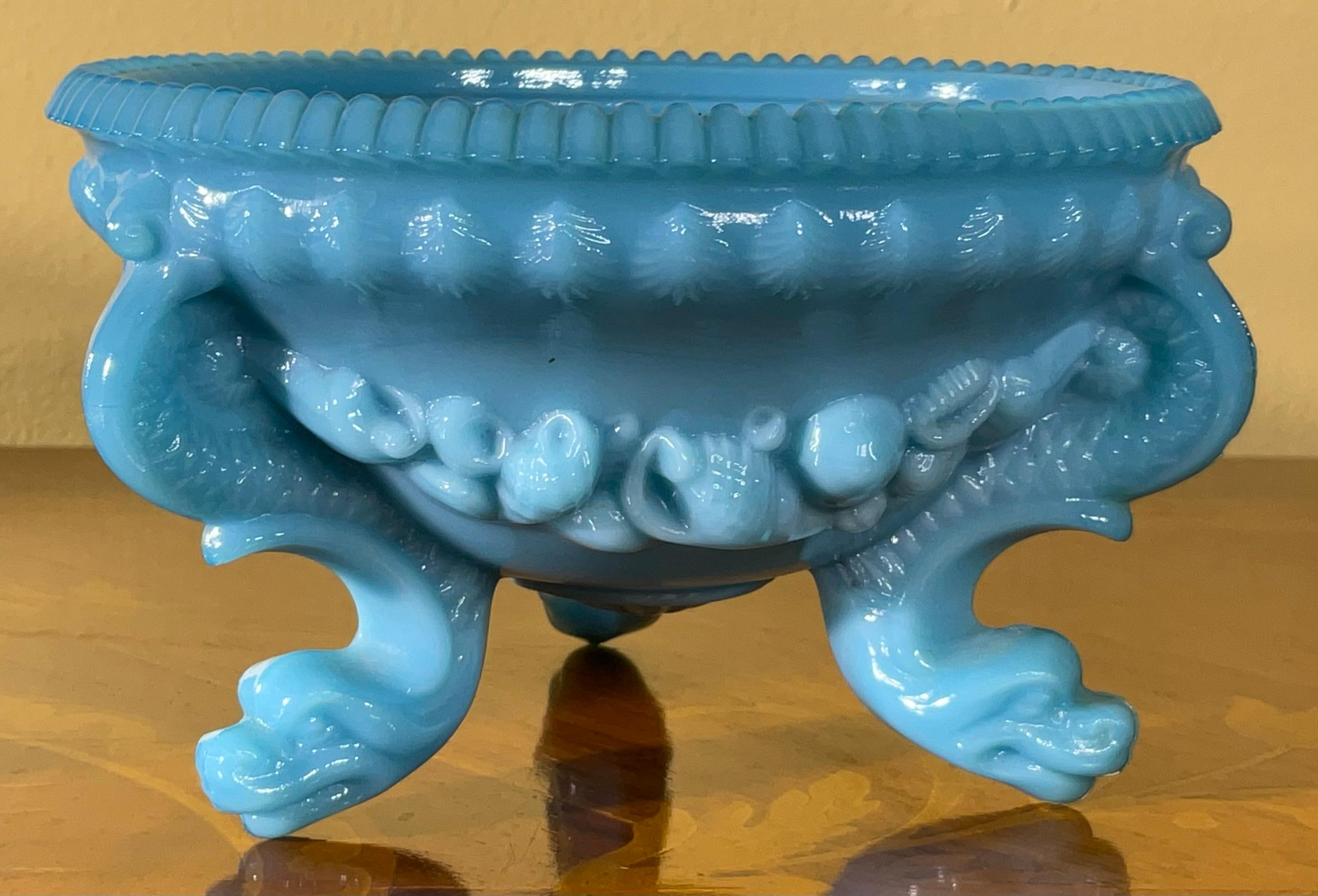 Trío Raro y Radiante: Jarrones / Maceteros / Cestas de pie de cristal de leche azul vintage - Vidrio opalino en venta