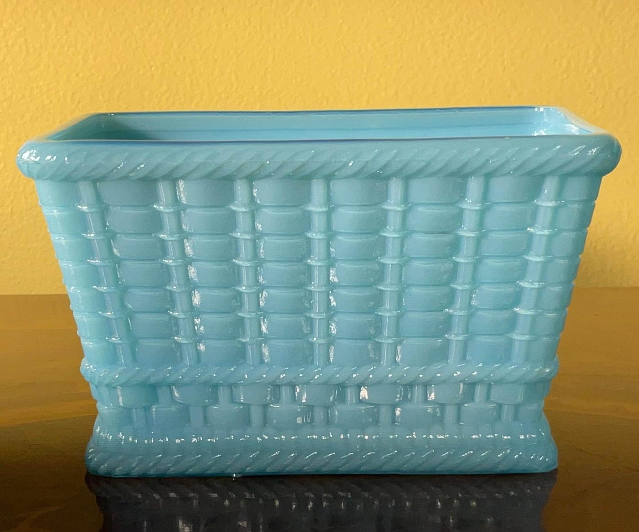 Trío Raro y Radiante: Jarrones / Maceteros / Cestas de pie de cristal de leche azul vintage - en venta 1
