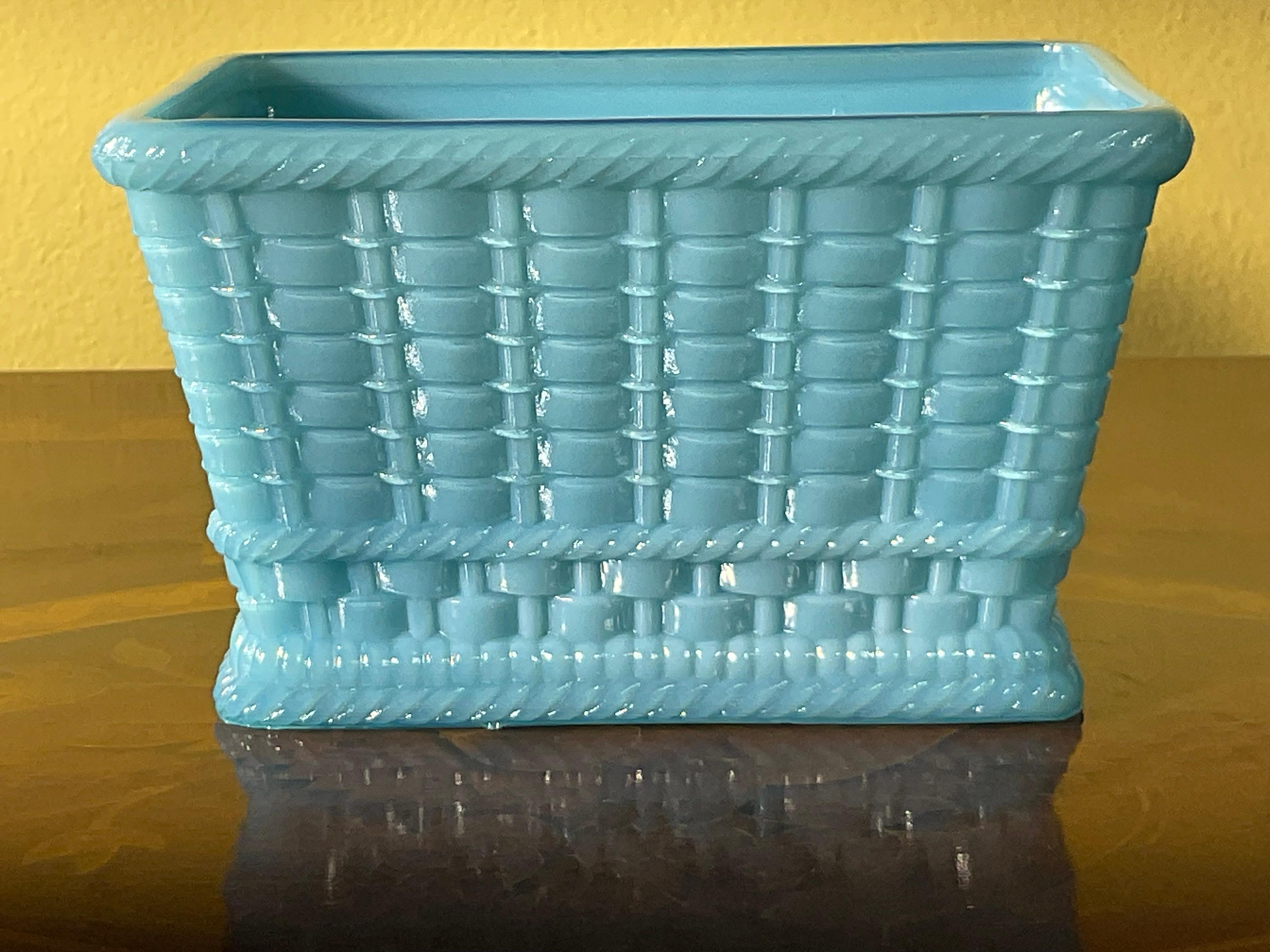 Trío Raro y Radiante: Jarrones / Maceteros / Cestas de pie de cristal de leche azul vintage - en venta 2