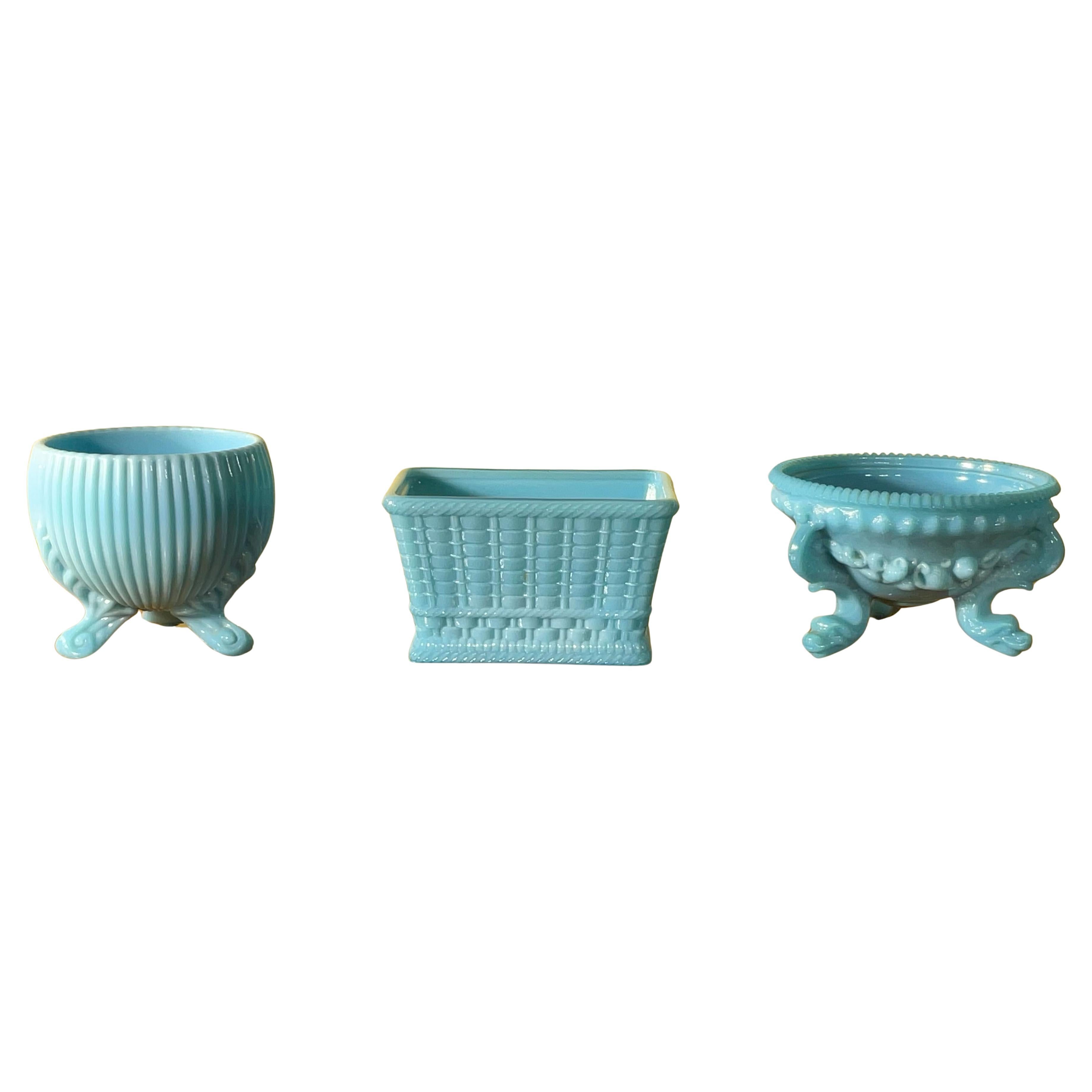 Trío Raro y Radiante: Jarrones / Maceteros / Cestas de pie de cristal de leche azul vintage - en venta