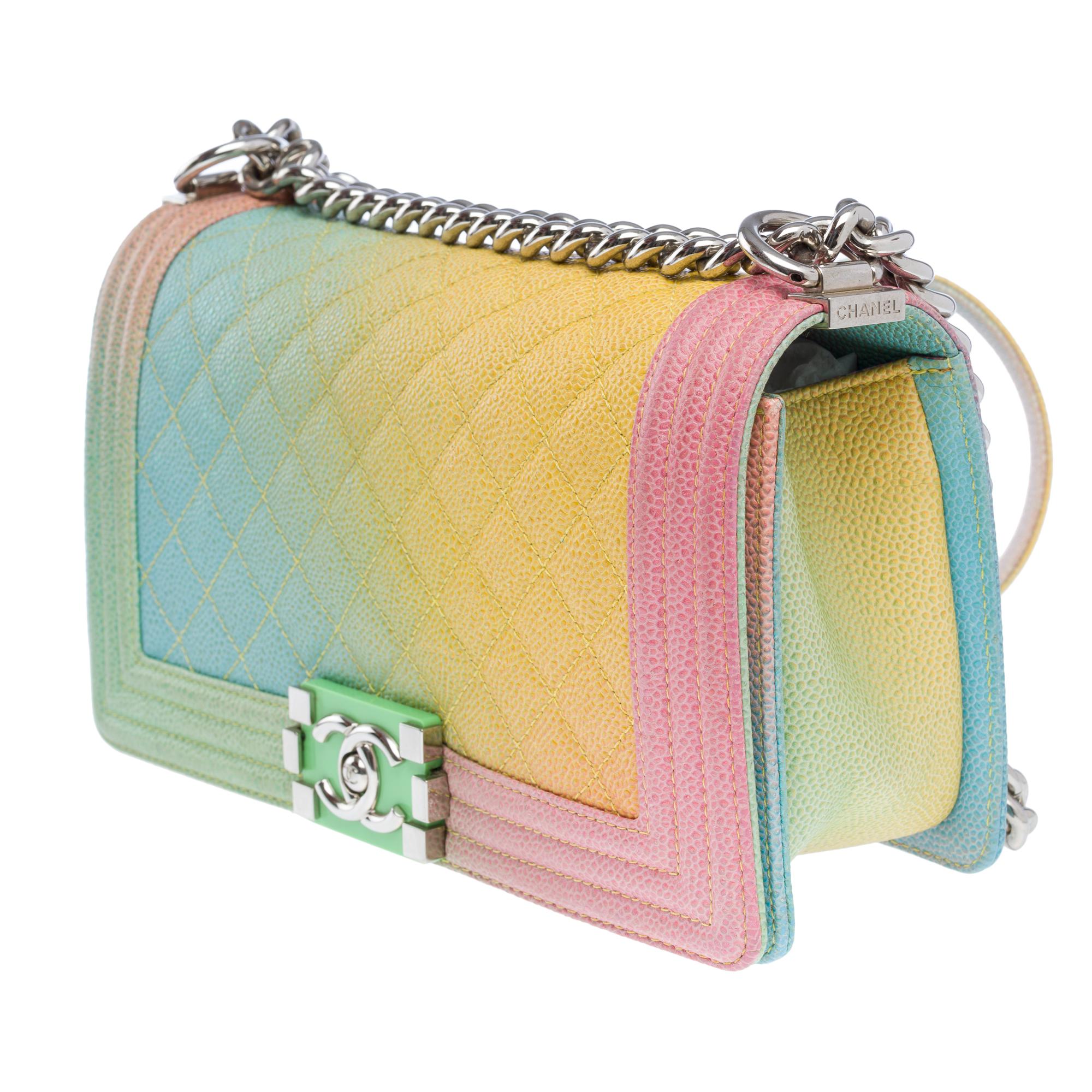 Rare Rainbow Chanel Boy medium shoulder bag in multicolor Caviar leather, PHW In Excellent Condition For Sale In Paris, IDF