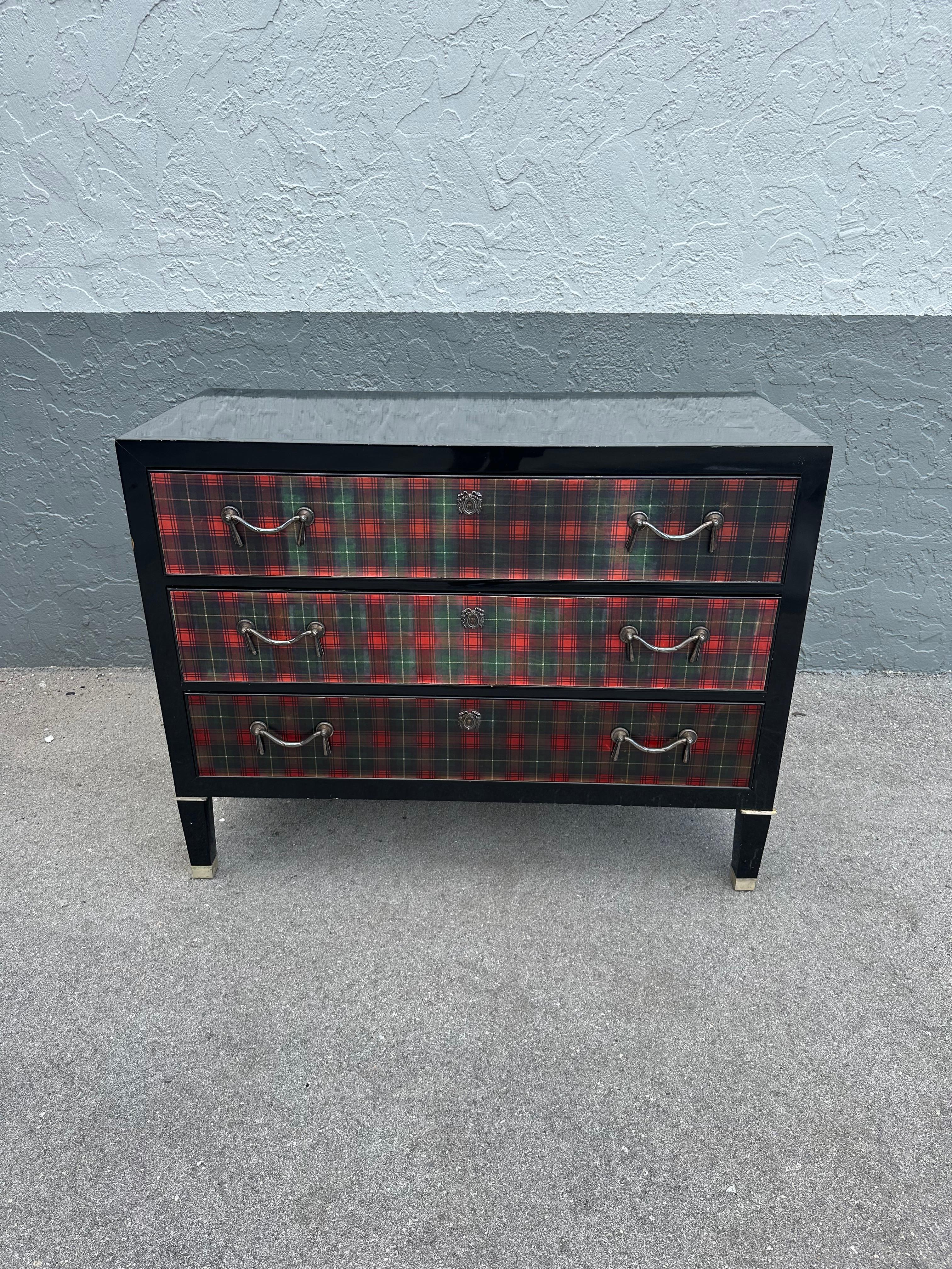 In questa occasione ti offriamo una delle cassettiere più belle e rare che tu possa sperare di trovare. Il design è eccezionale. Il bellissimo tavolo è un pezzo forte e ricco di personalità!!! Guarda gli splendidi dettagli di questa bellezza! I