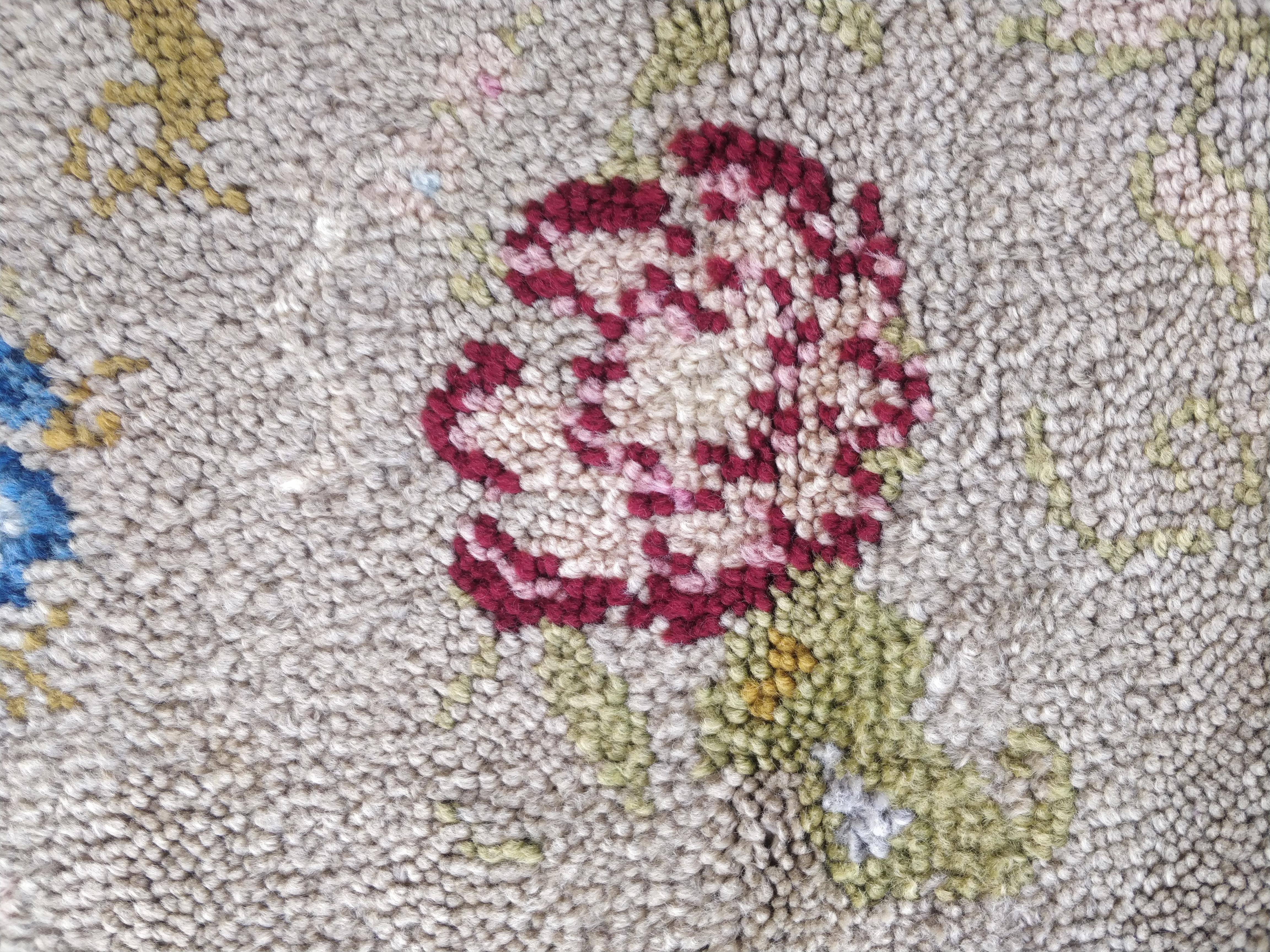 Rare hand-knotted Cogolin carpet (France). 1950s.
Founded in 1928 by Jean Lauer, the Manufacture Cogolin experienced significant growth from the 1930s onward.
From handcrafting to weaving on 19th-century Jacquard arm looms, the Cogolin carpet is
