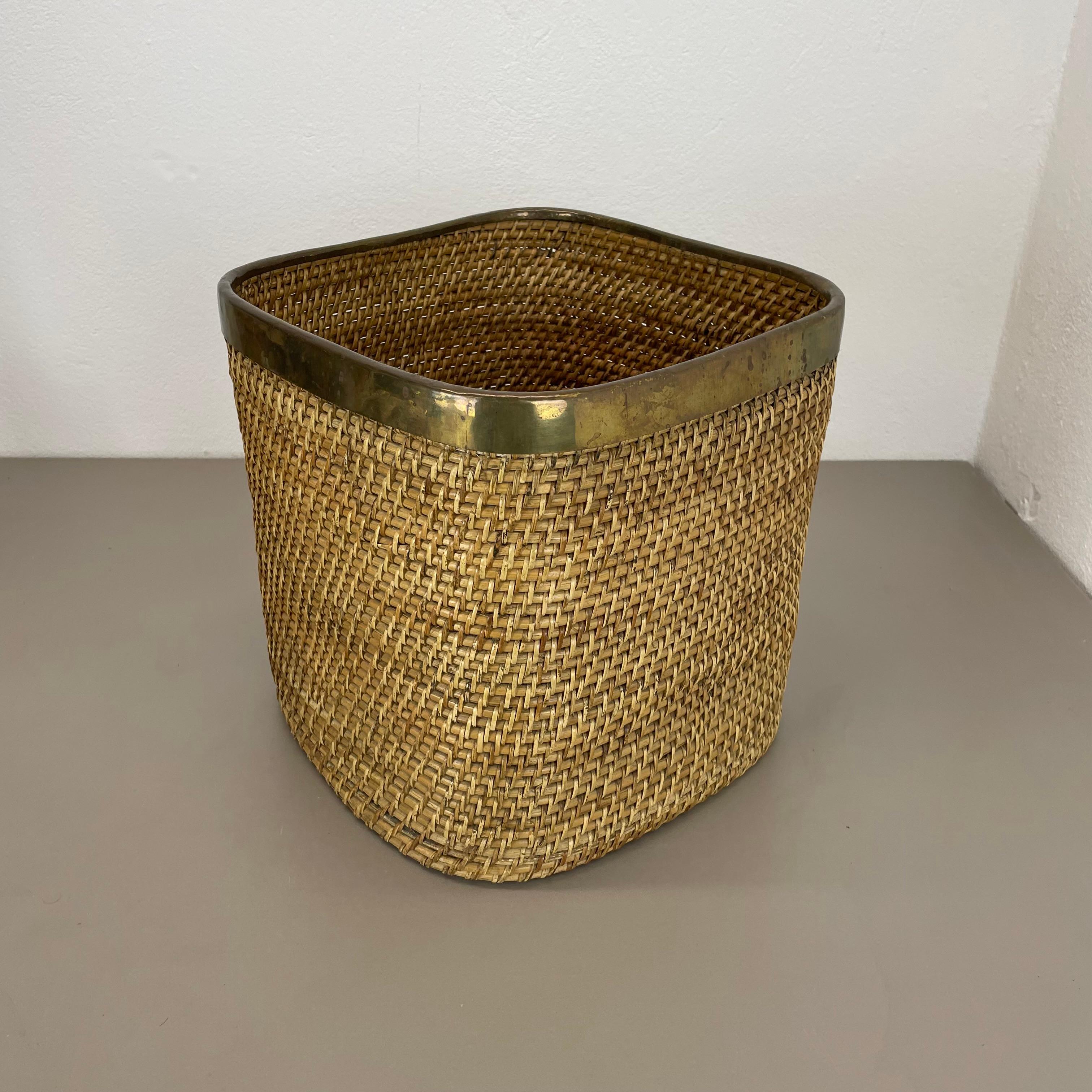 Article:

bowl element

Origin:

Italy


Design:

In style of Franco Albini and Gabriella Crespi



Age:

1970s


Description:

This original vintage bowl element was designed and produced in the 1970s by in Italy. this element is made of kind of