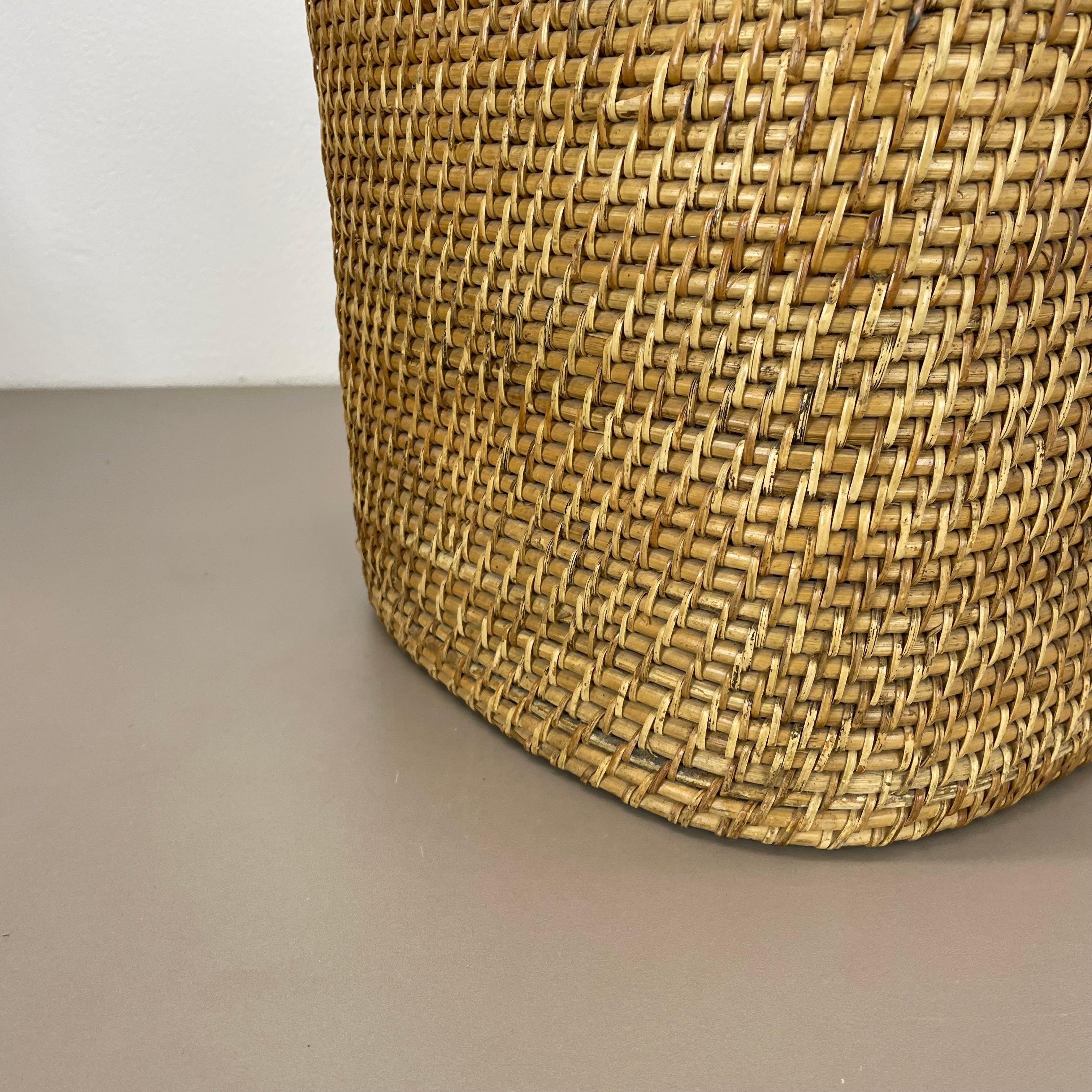 rare Rattan and Brass paper waste bin in Crespi Albini Style, Italy, 1970s In Good Condition In Kirchlengern, DE