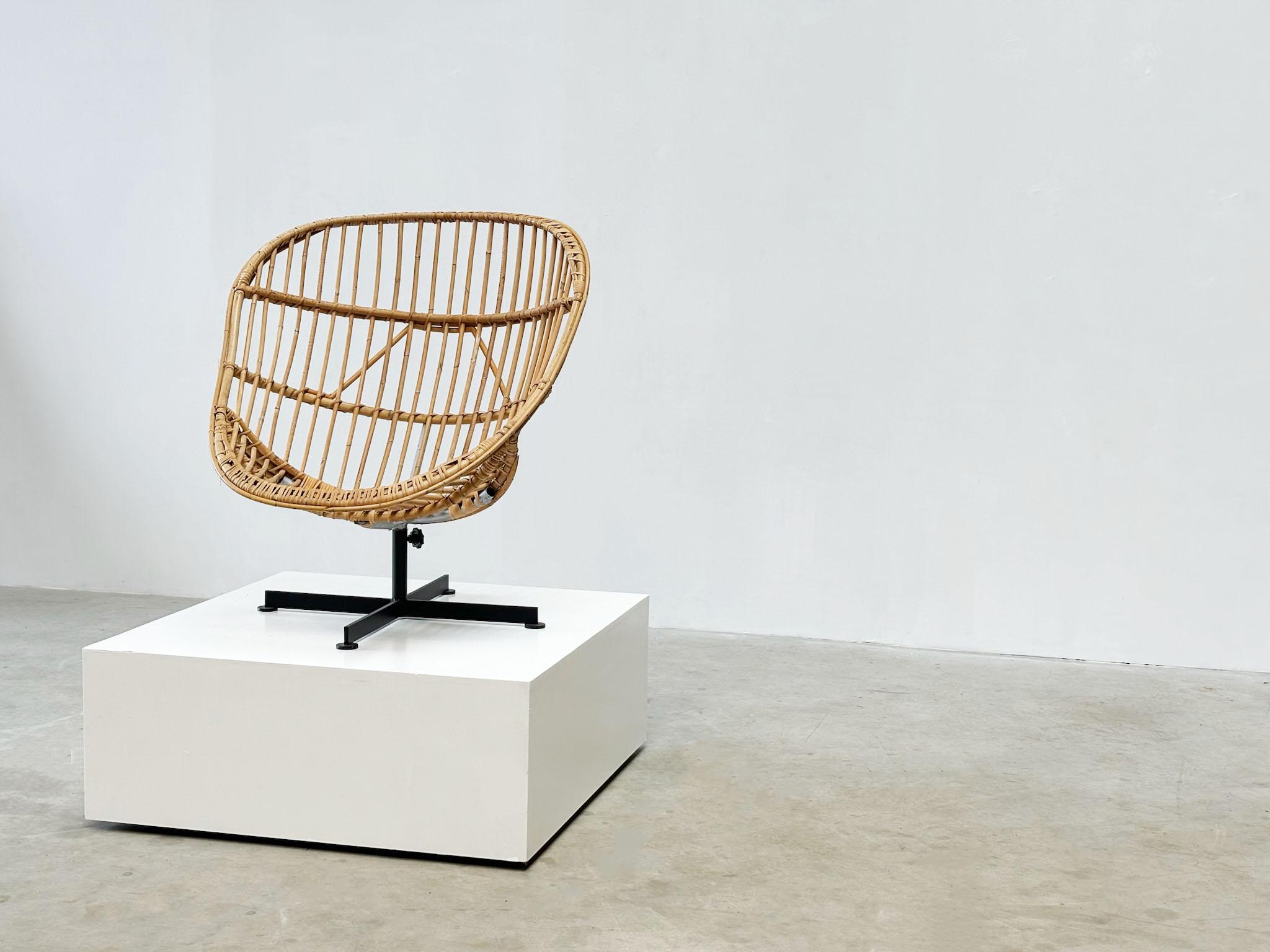 Rare rattan lounge chair by Rudolf Wolf for Rohe For Sale 4