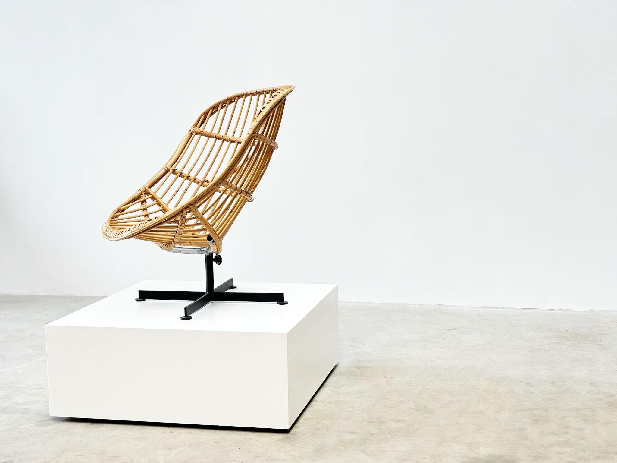 Rare rattan lounge chair by Rudolf Wolf for Rohe
This rare lounge chair, designed by Rudolf Wolf for the Dutch manufacturer Rohe, is an exceptional version crafted in rattan. While most of these chairs are typically seen in fabric or leather, this