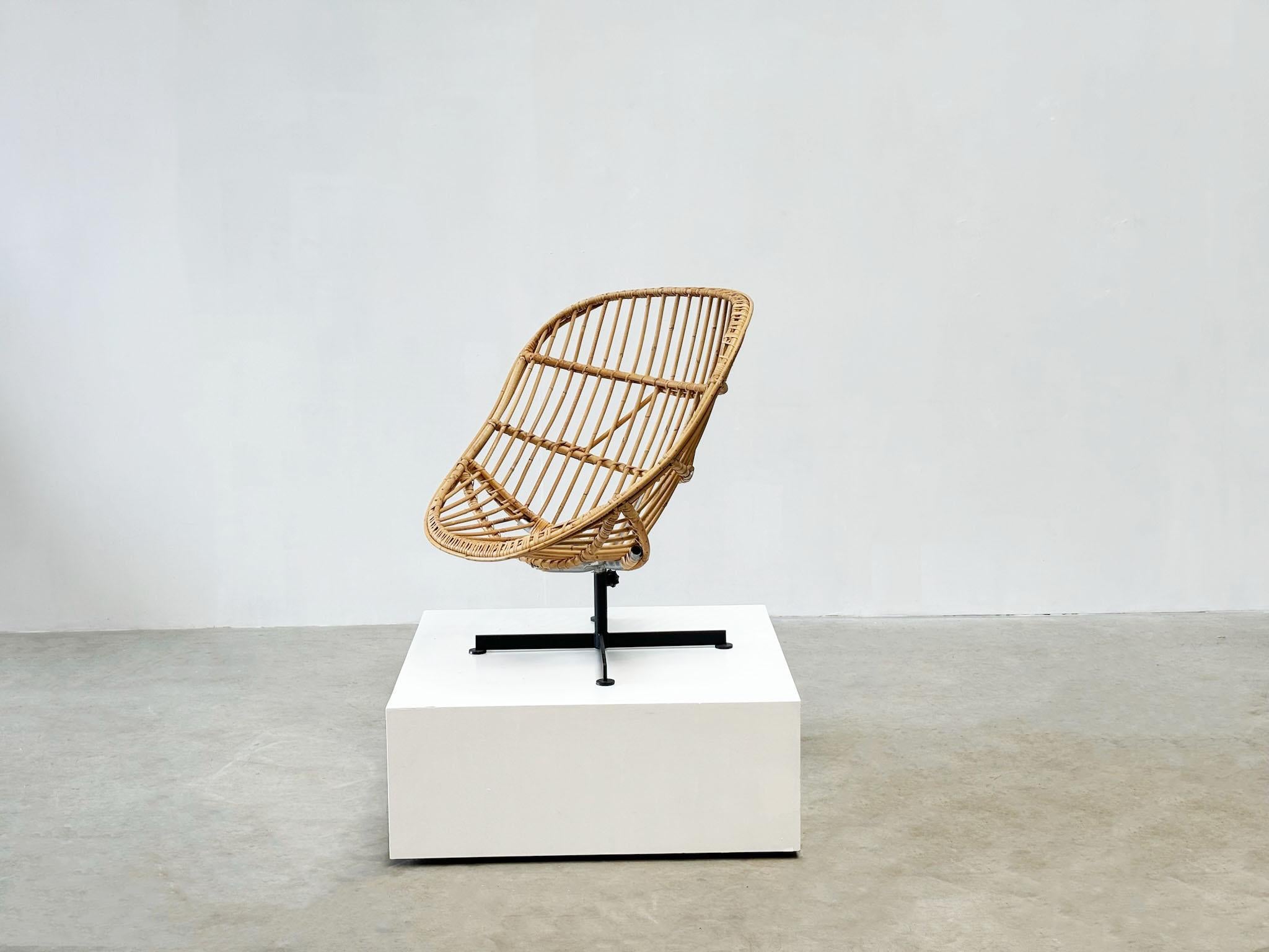 Dutch Rare rattan lounge chair by Rudolf Wolf for Rohe For Sale