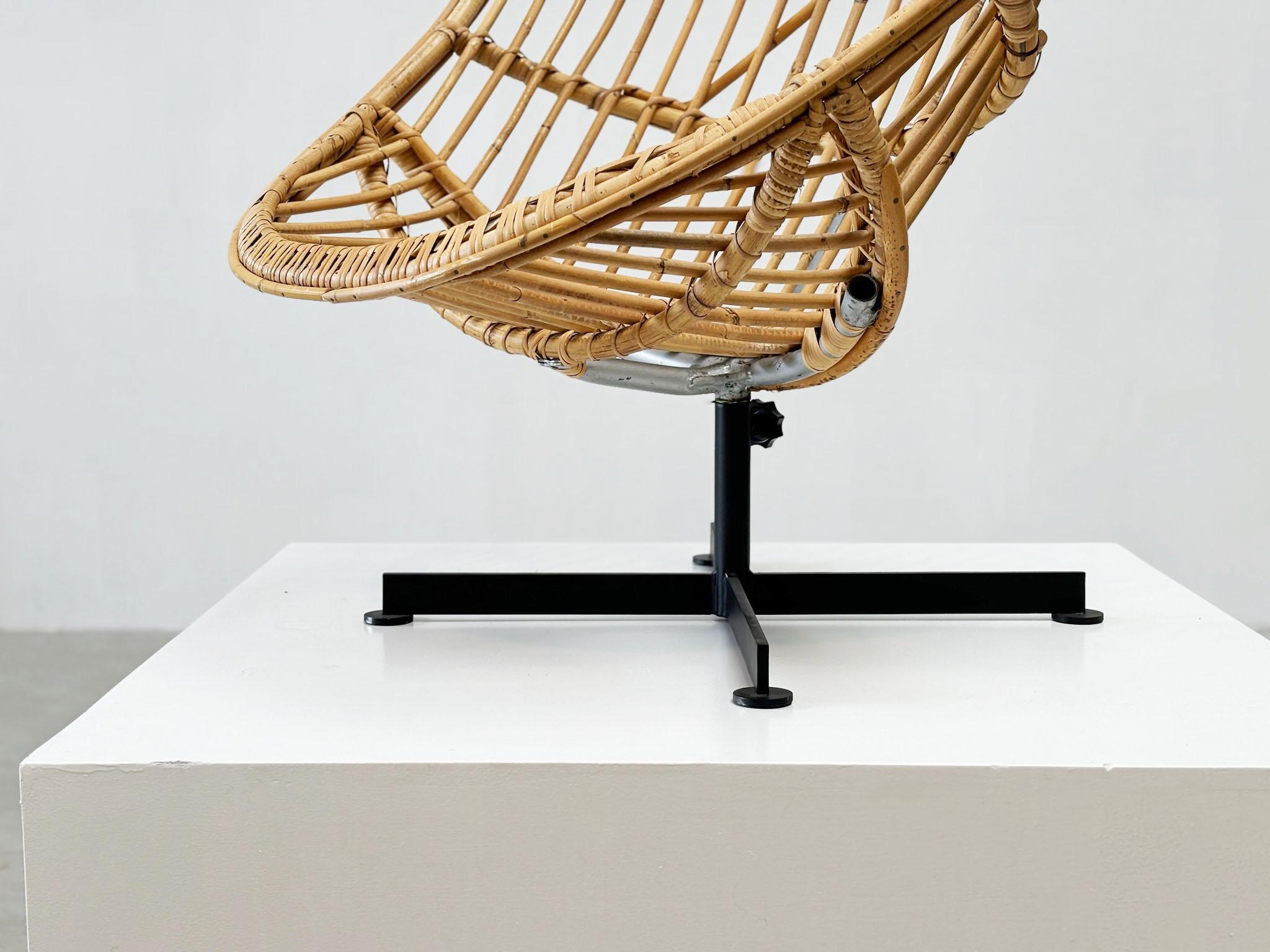 Rare rattan lounge chair by Rudolf Wolf for Rohe In Good Condition For Sale In Nijlen, VAN