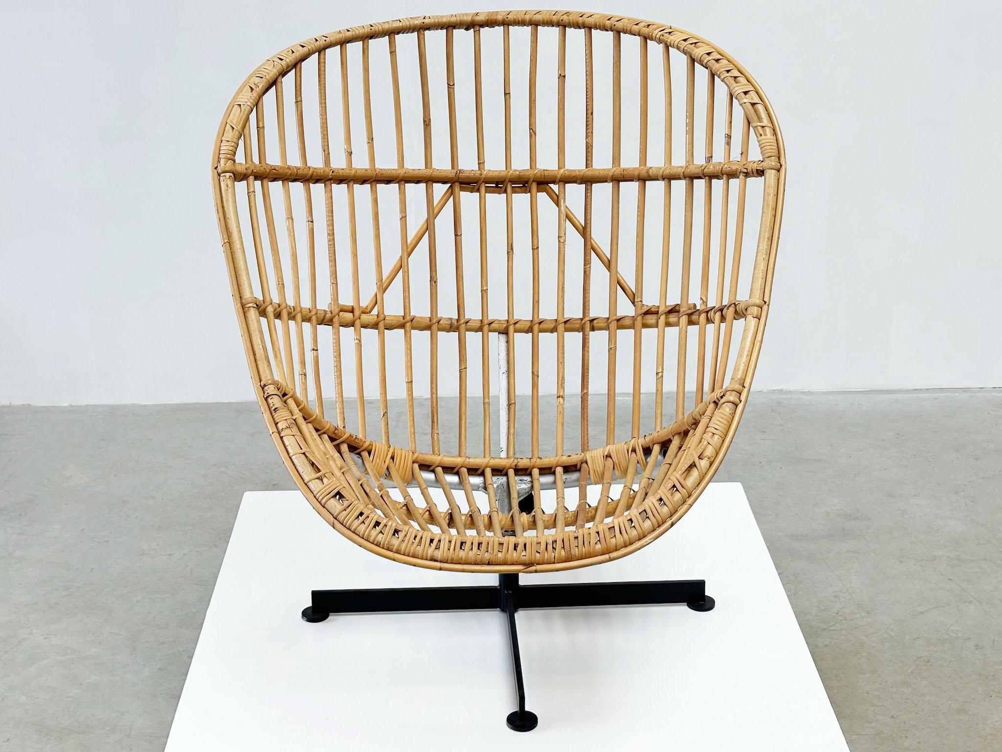 Rare rattan lounge chair by Rudolf Wolf for Rohe For Sale 1