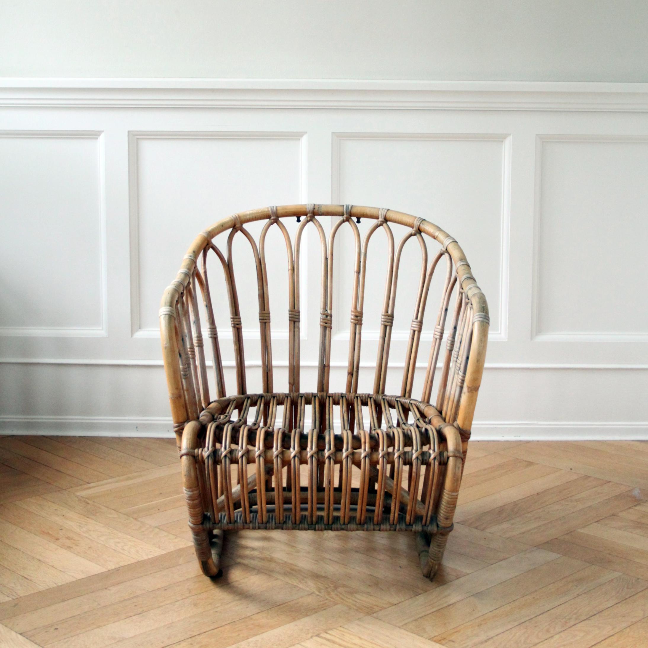 TOVE KINDT-LARSEN & R. WENGLER

DISEÑO MODERNO ESCANDINAVO

Sillón pequeño de ratán diseñado por el arquitecto danés Tove Kindt-Larsen para R. Wengler, Dinamarca, década de 1940. Placa de latón original de R. Wengler.

Se trata de un modelo muy raro