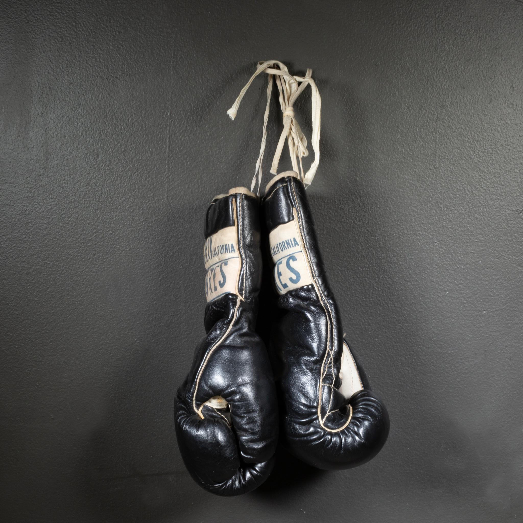 Industriel Rares gants de boxe en cuir noir de Ray Flore c.C. 1950 en vente
