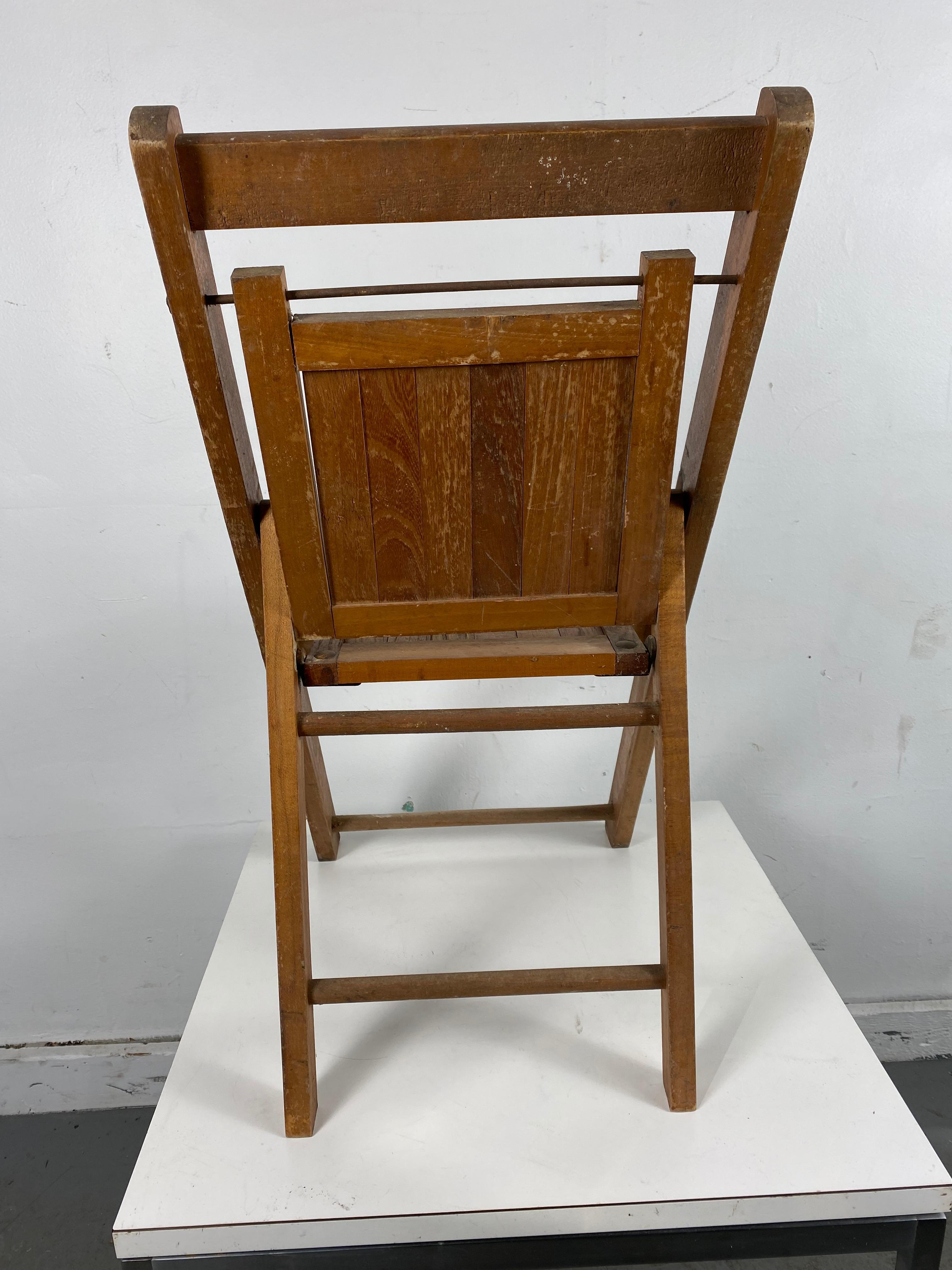 Rare RCA Victor Childs Folding Chair, Nipper Dog and Horn In Good Condition For Sale In Buffalo, NY