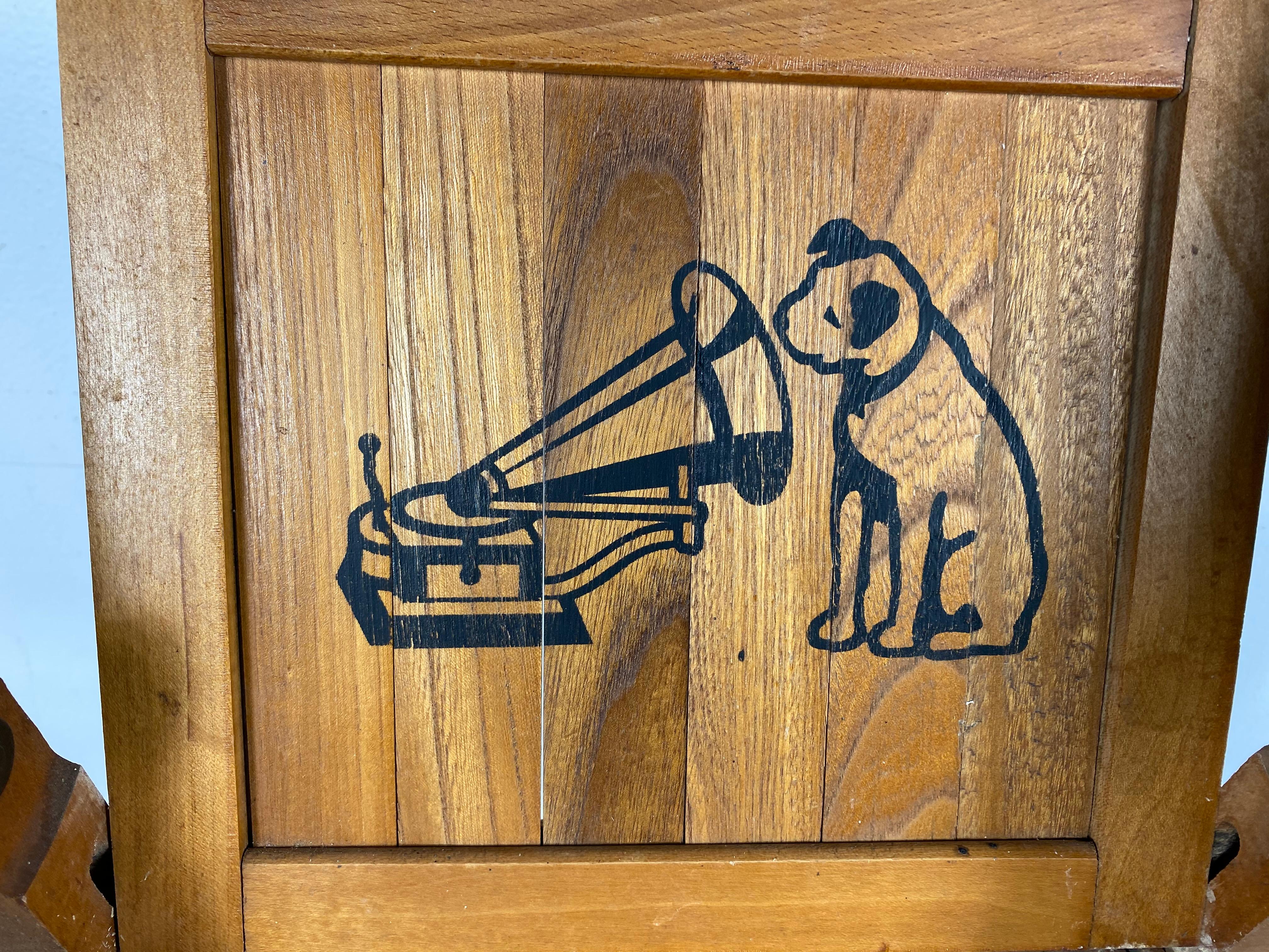 Seltener RCA Victor Childs Klappstuhl, Hund und Horn aus Nickel (Holz) im Angebot