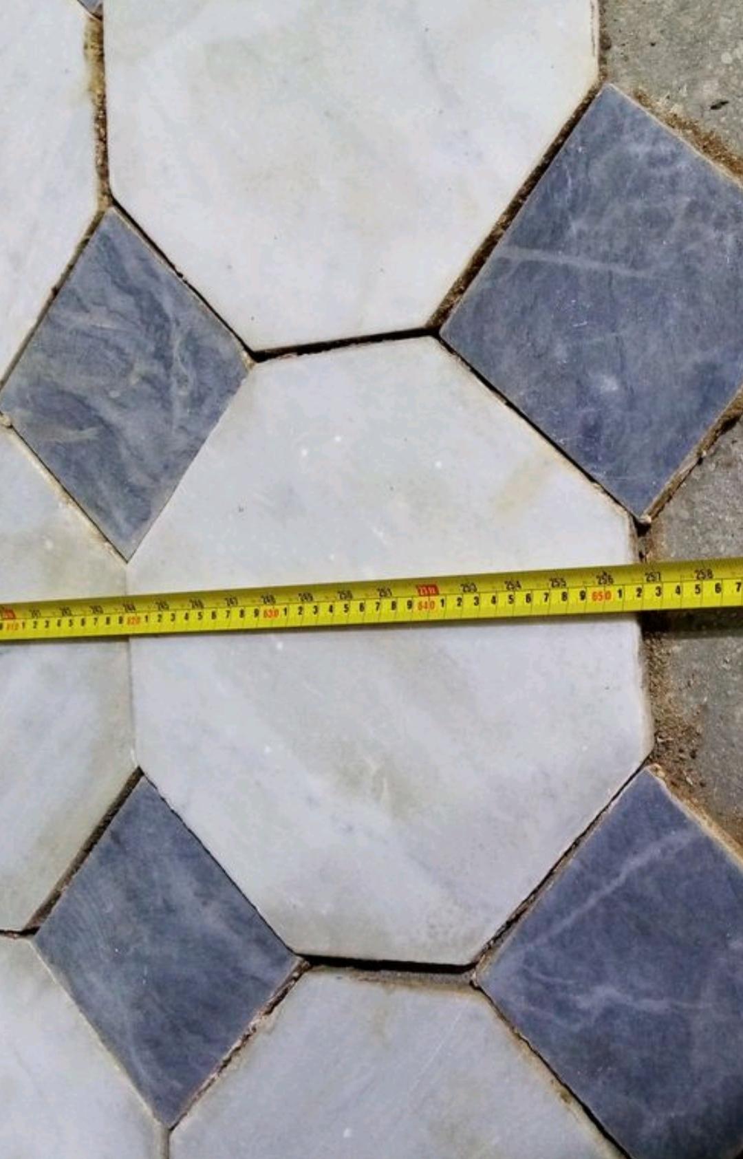 Seltener achteckiger/abochonförmiger Boden aus aufgearbeitetem Carrara-Marmor, Nero/Bianco im Angebot 3