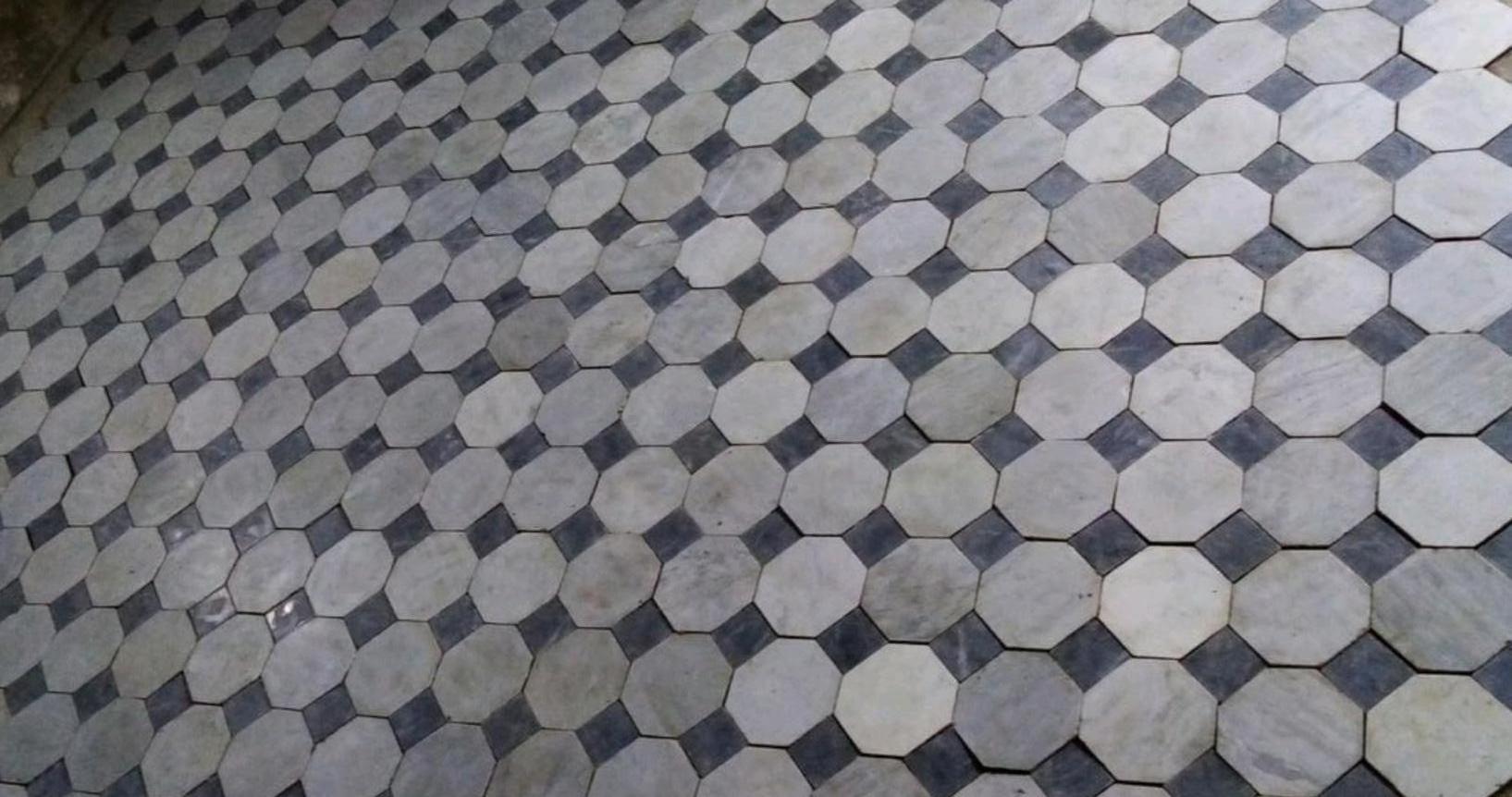 Achteckiger Carrara-Nero/Bianco-Achten-/Cabochon-Kachel aus Alt Carrara-Marmor – Marmorbeschichteter Boden