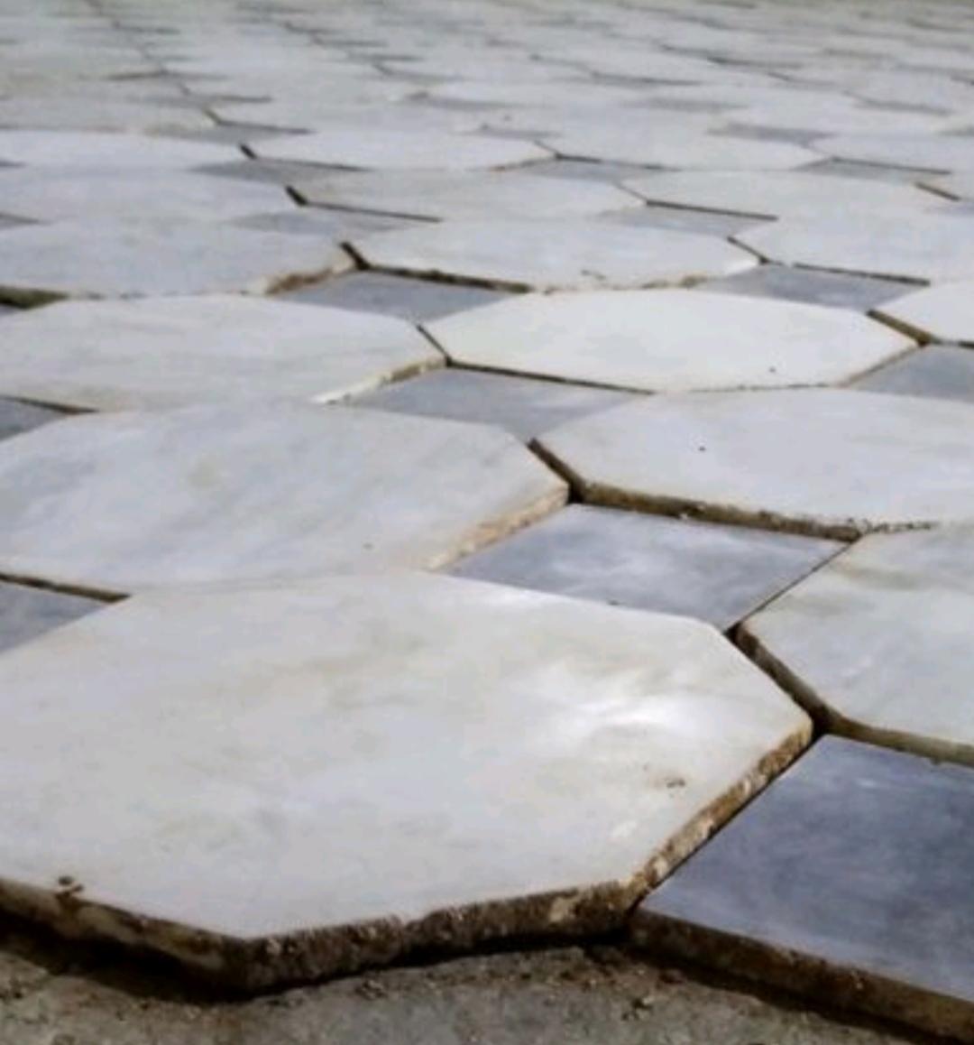 Seltener achteckiger/abochonförmiger Boden aus aufgearbeitetem Carrara-Marmor, Nero/Bianco im Angebot 1