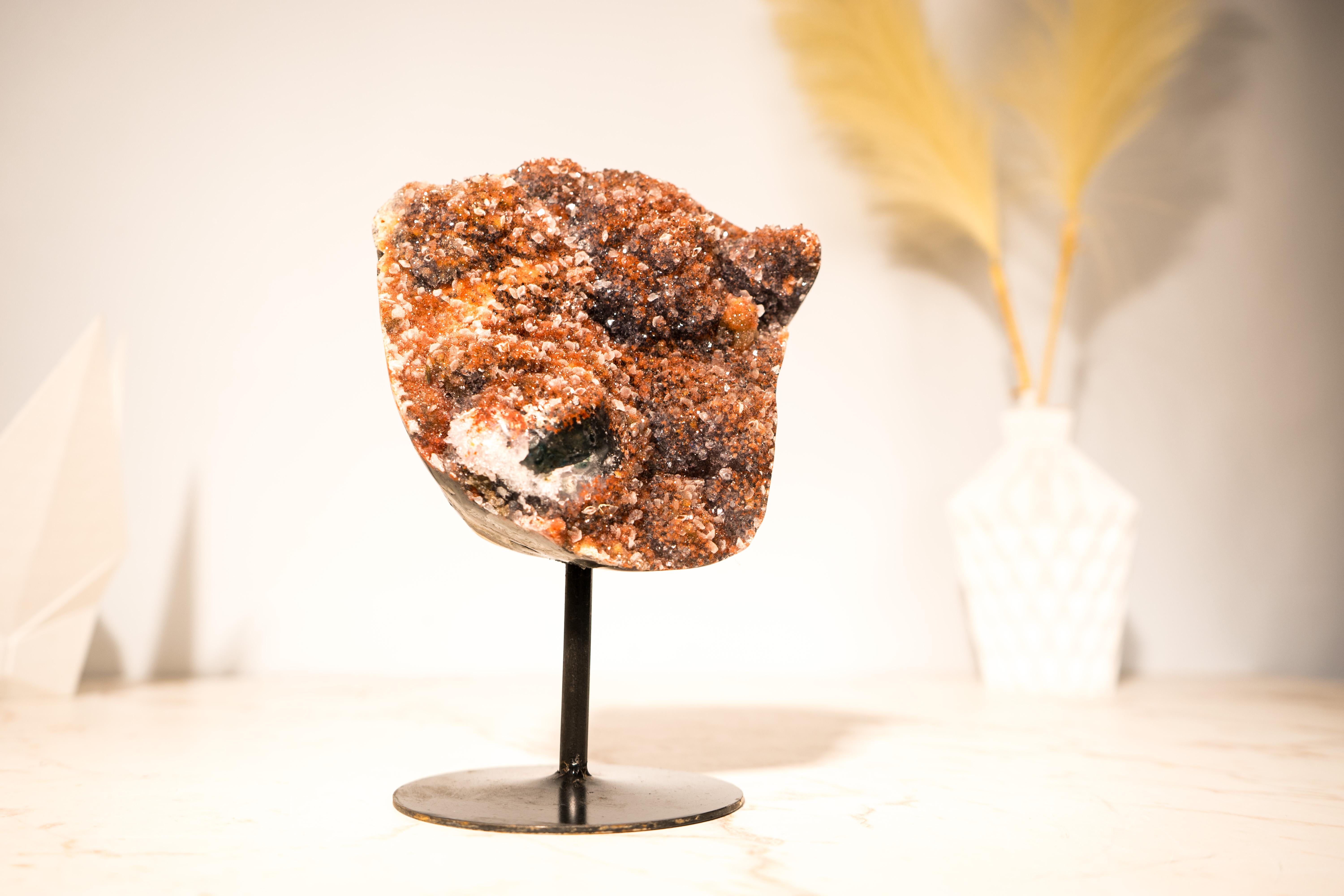 Améthyste rouge rare et étincelante avec Galaxy Druzy rouge intense, AKA Phantom Amethyst on Quartz
 
▫️ Description

Cette géode naturelle d'améthyste rouge est un véritable chef-d'œuvre de la Nature, présentant la variante rouge la plus rare du