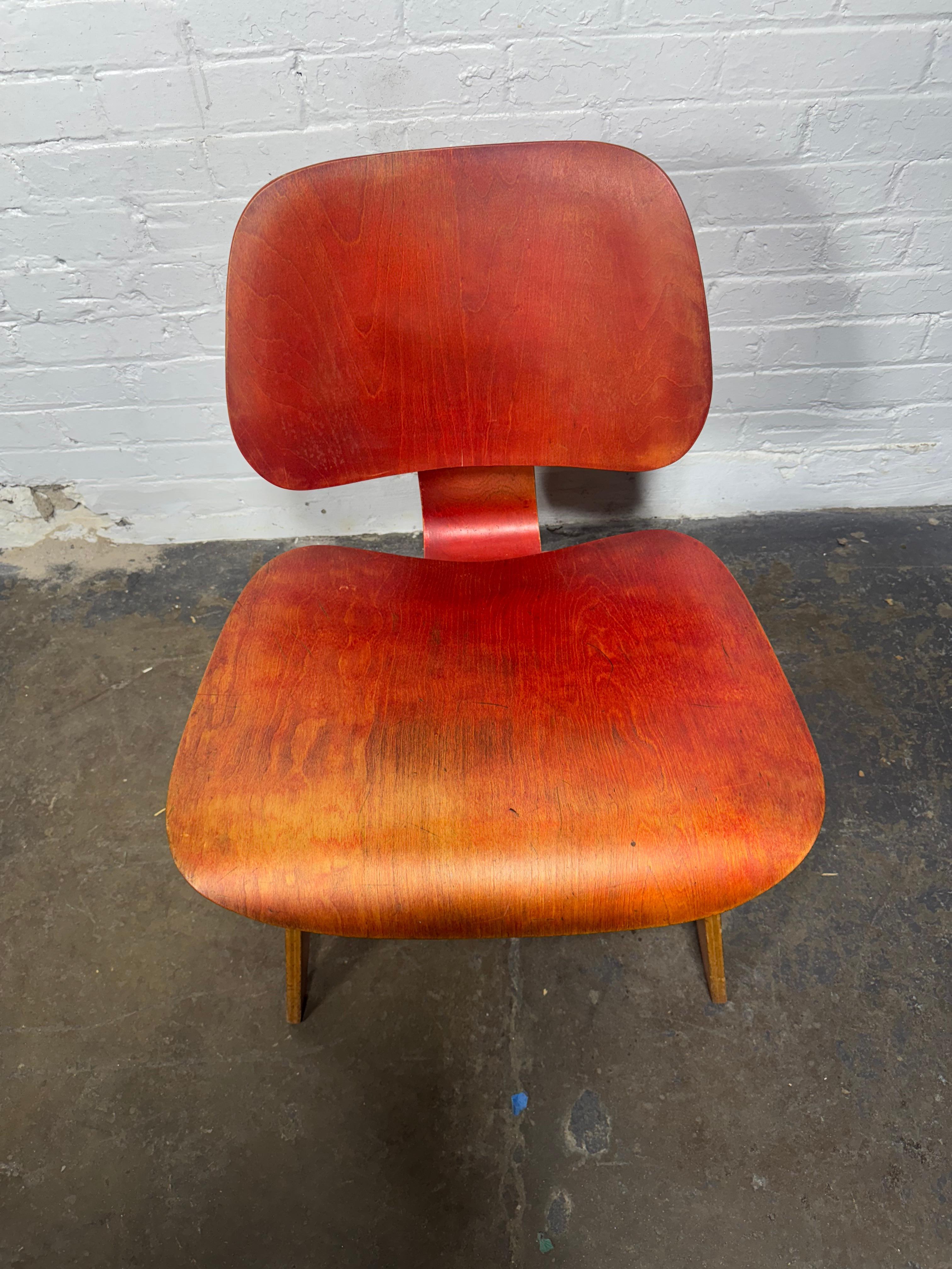Rara A.L.C. rossa (sedia da salotto in legno) Charles Eames / Evans in vendita 3