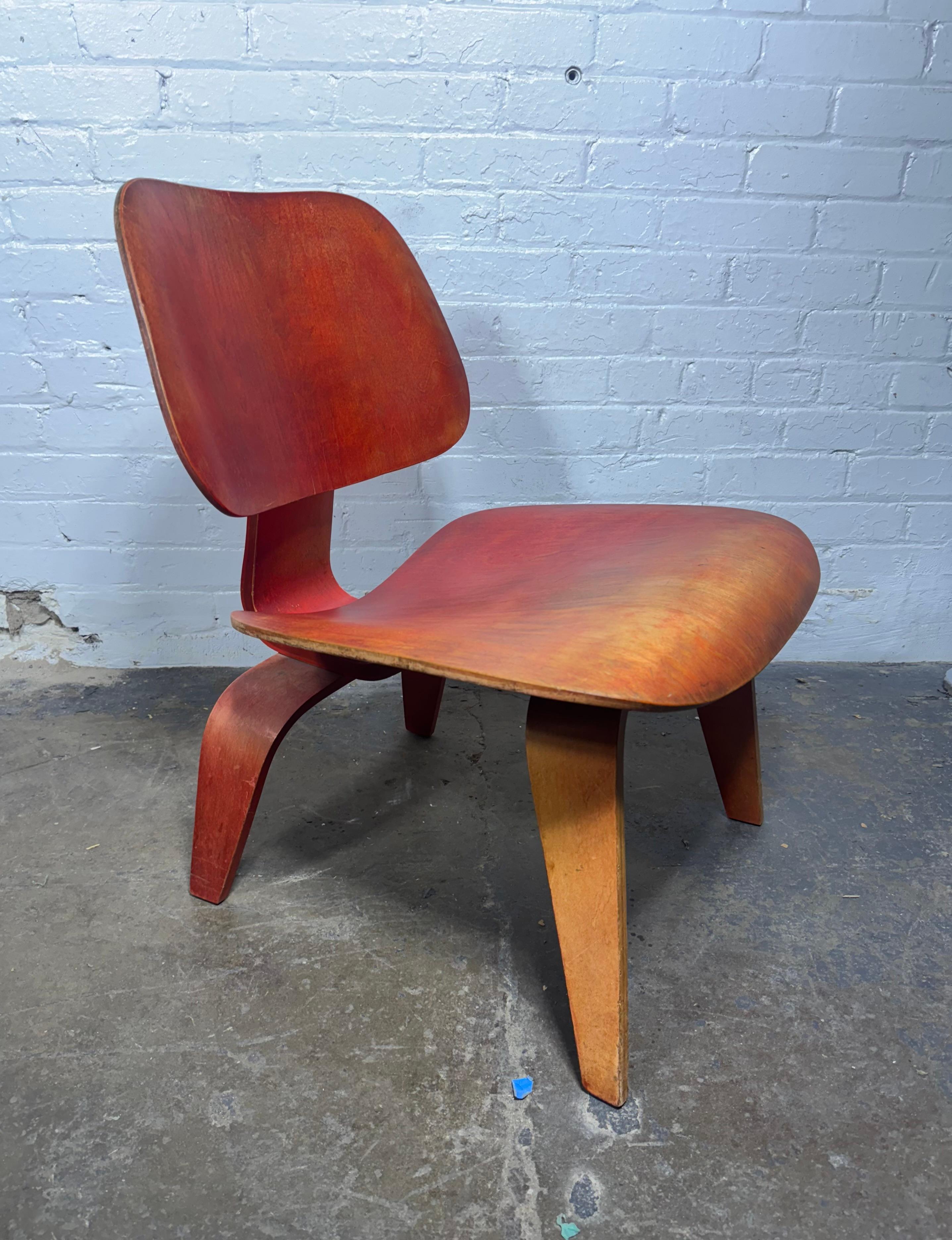Rara sedia LCW (Lounge Chair Wood) di colore ROSSO ANILINO creata da Charles e Ray Eames intorno al 1945.

Sedia venduta da Herman Miller, ma prodotta da Evans Plywood nel 1948-1949. La disposizione delle viti 5-2-5 sotto riportata è stata