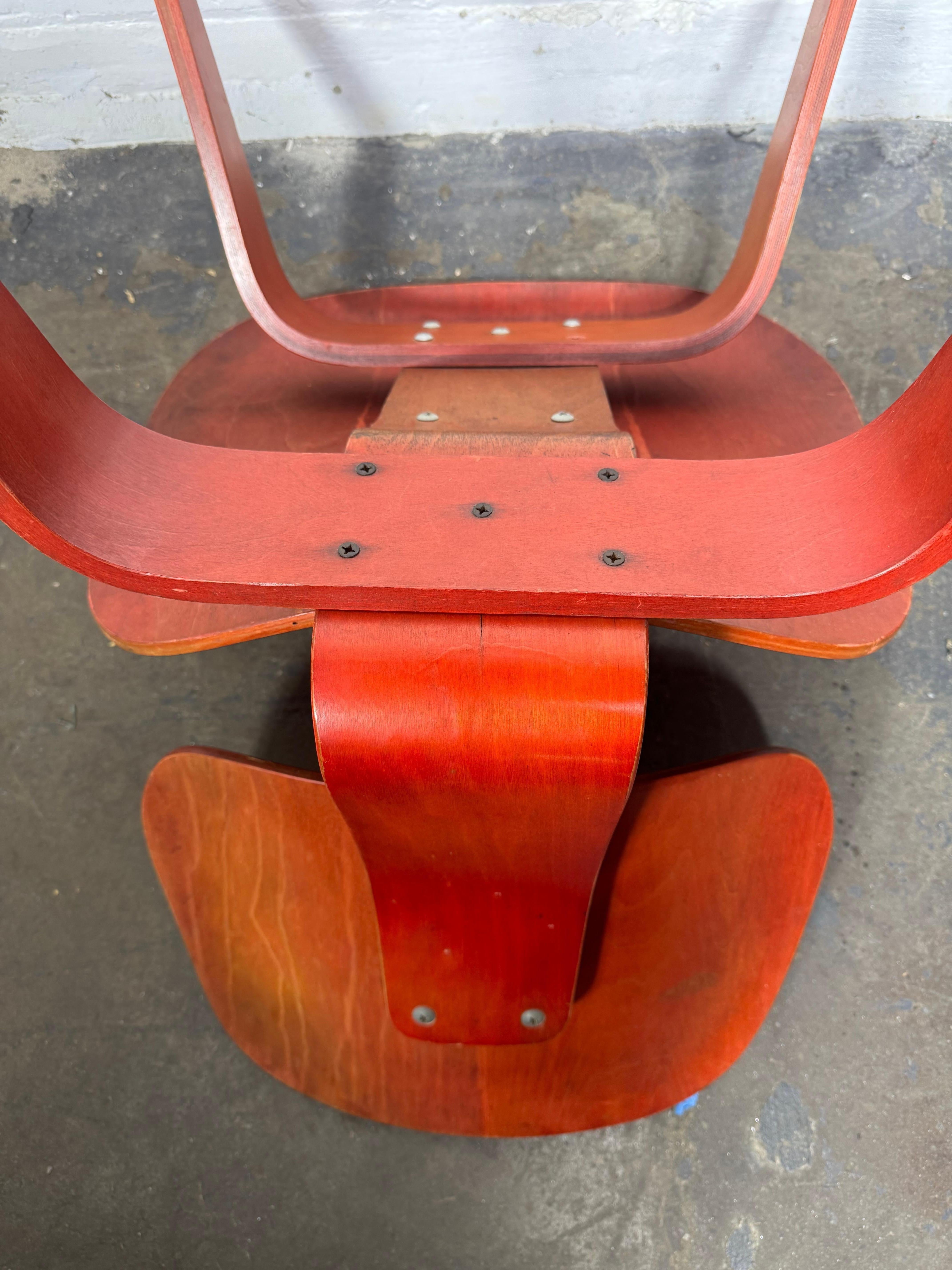 Mid-Century moderno Rara A.L.C. rossa (sedia da salotto in legno) Charles Eames / Evans in vendita