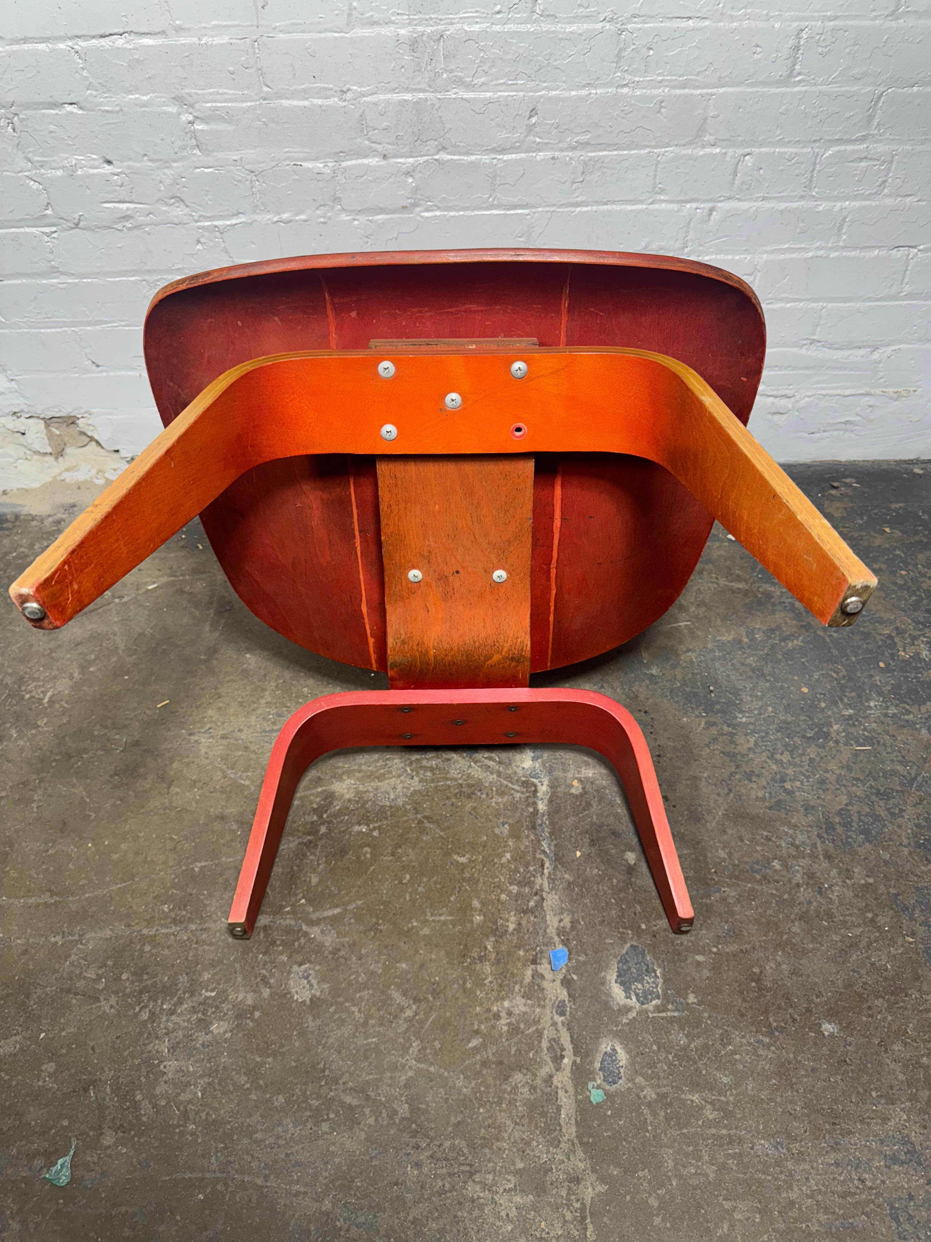 Rara A.L.C. rossa (sedia da salotto in legno) Charles Eames / Evans In condizioni buone in vendita a Buffalo, NY