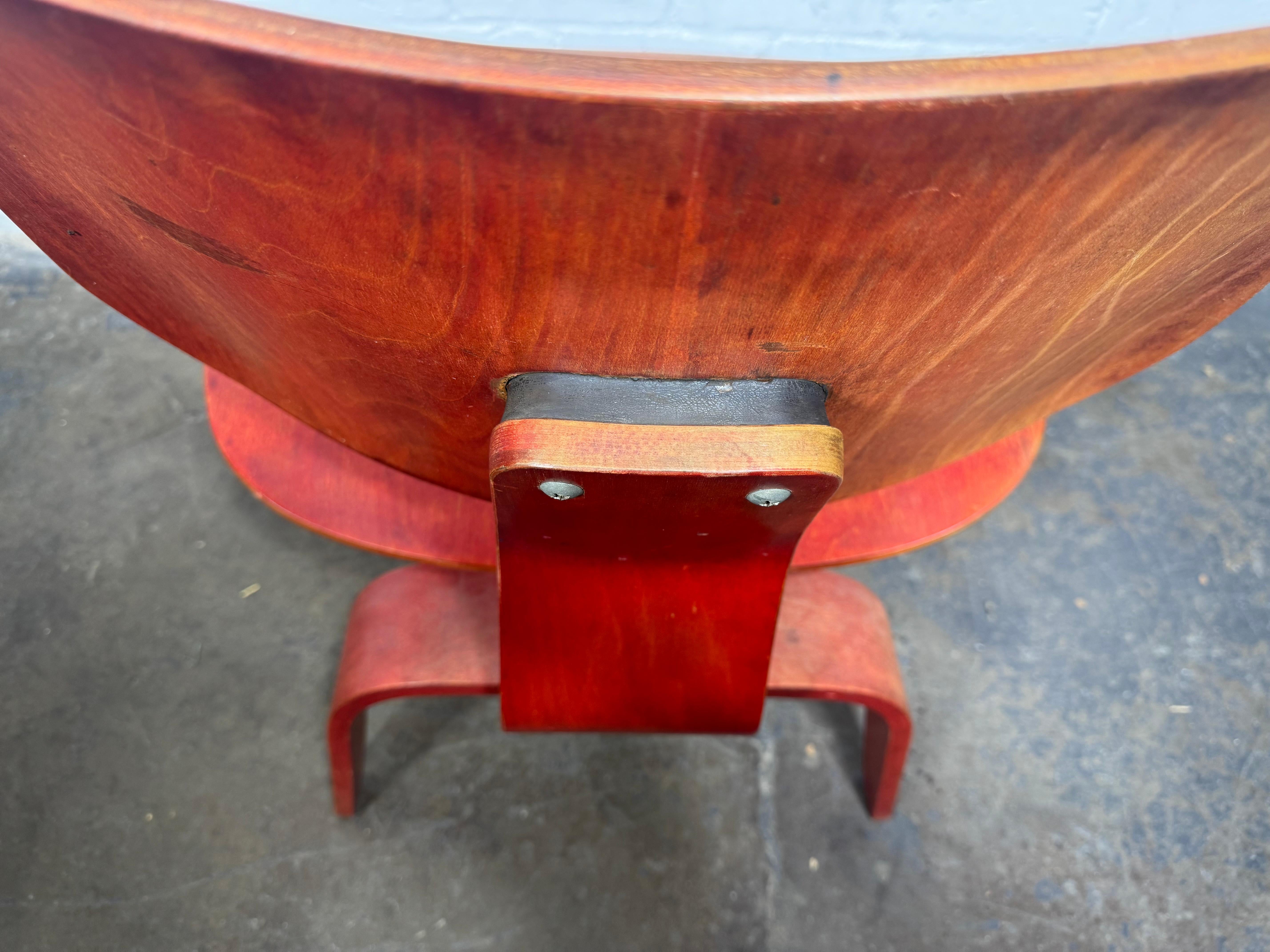 Metà XX secolo Rara A.L.C. rossa (sedia da salotto in legno) Charles Eames / Evans in vendita
