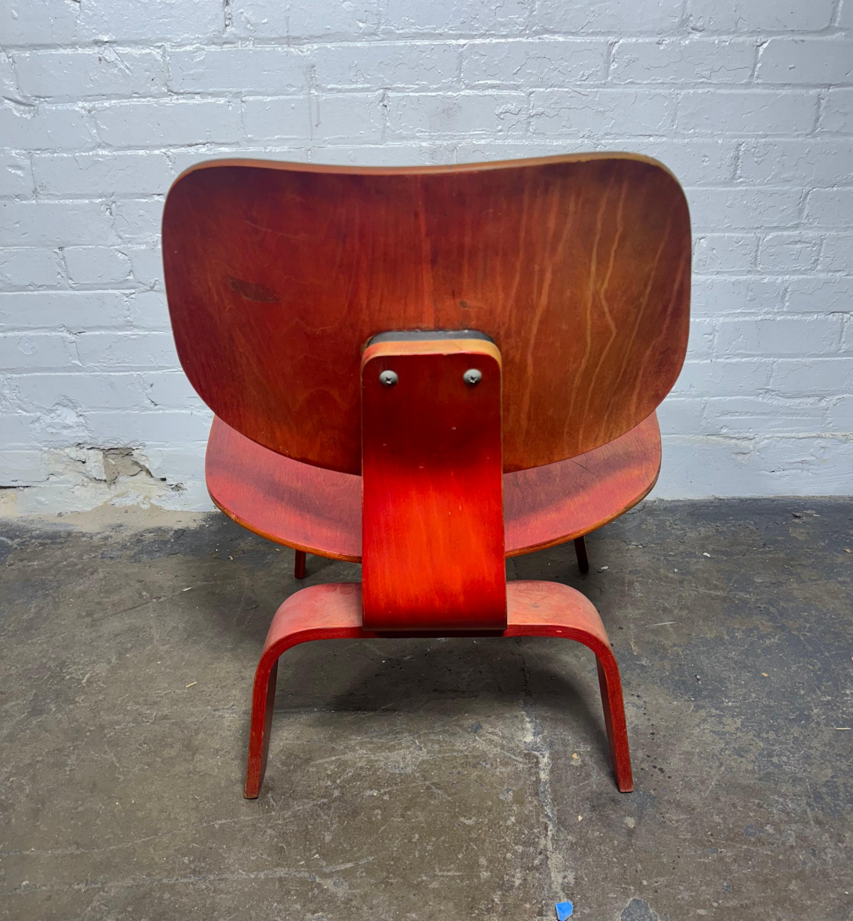 Compensato Rara A.L.C. rossa (sedia da salotto in legno) Charles Eames / Evans in vendita