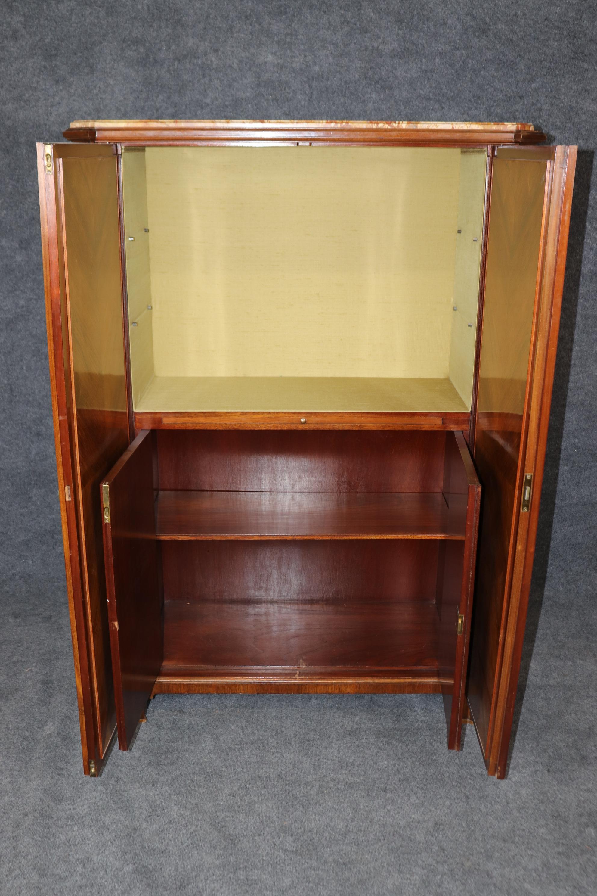 Dies ist eine hervorragende und extrem seltene Form der Französisch Schnaps Schrank oder Bar. Der Schrank ist aus fantastischem Nussbaumholz gefertigt und zeigt eine geschnitzte Coromandel Chinoiserie-Paneele, die eine chinesische Szene mit Figuren