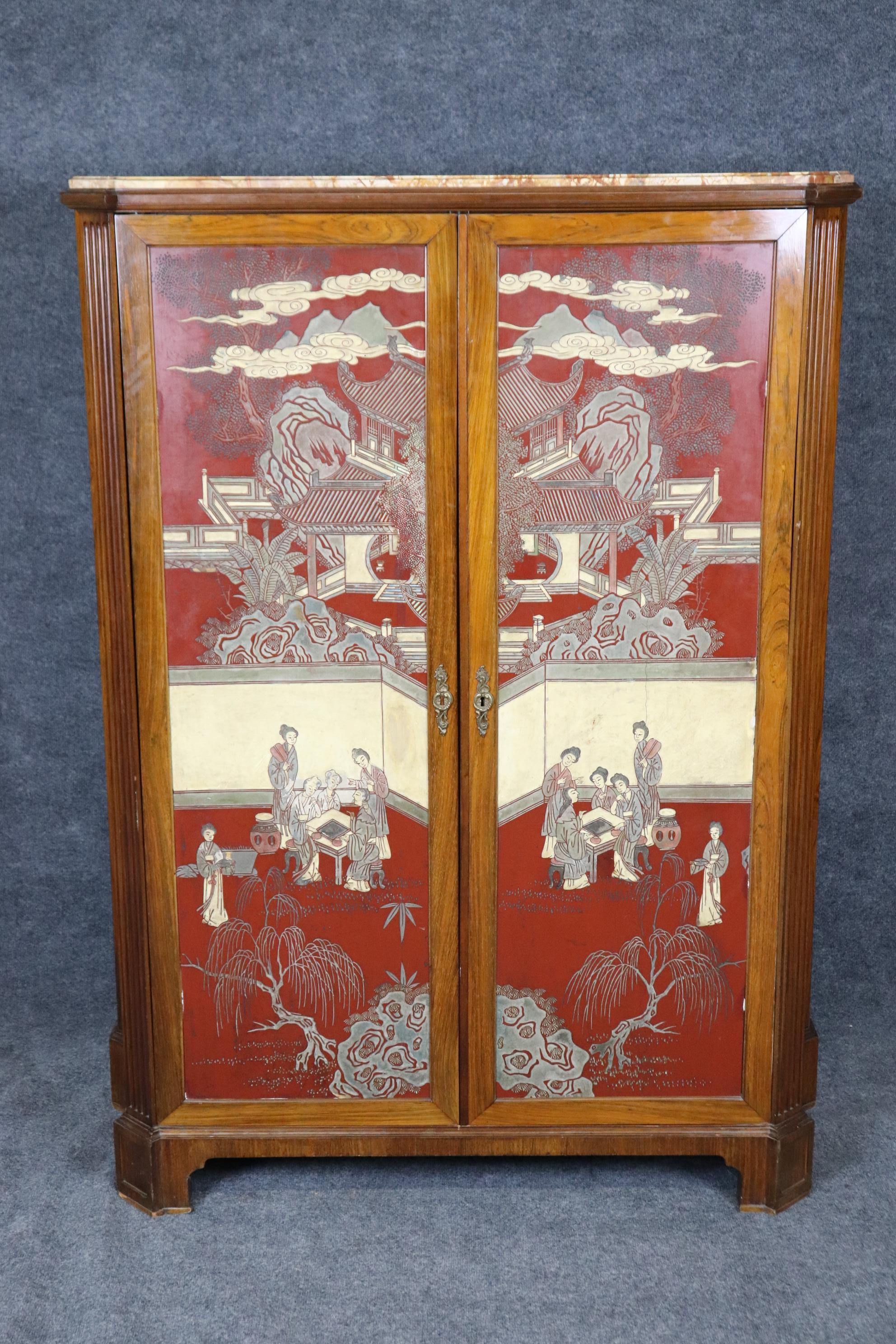 Seltene rote Chinoiserie Coromandel lackiert Nussbaum Französisch trocken Bar Liquor Kabinett im Zustand „Gut“ im Angebot in Swedesboro, NJ