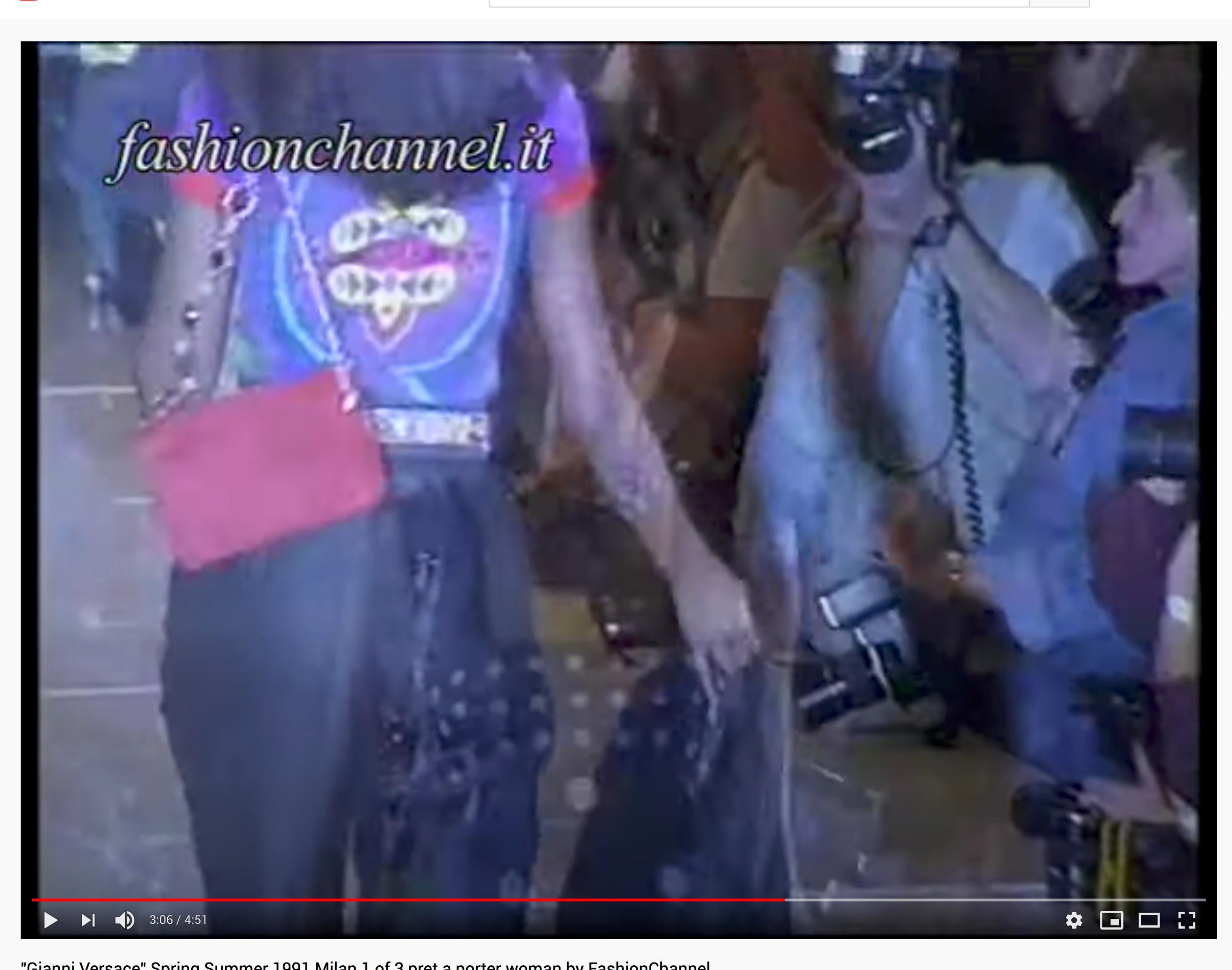 Rara pochette a tracolla in tessuto rosso di Gianni Versace Couture, anni '90 in vendita 5