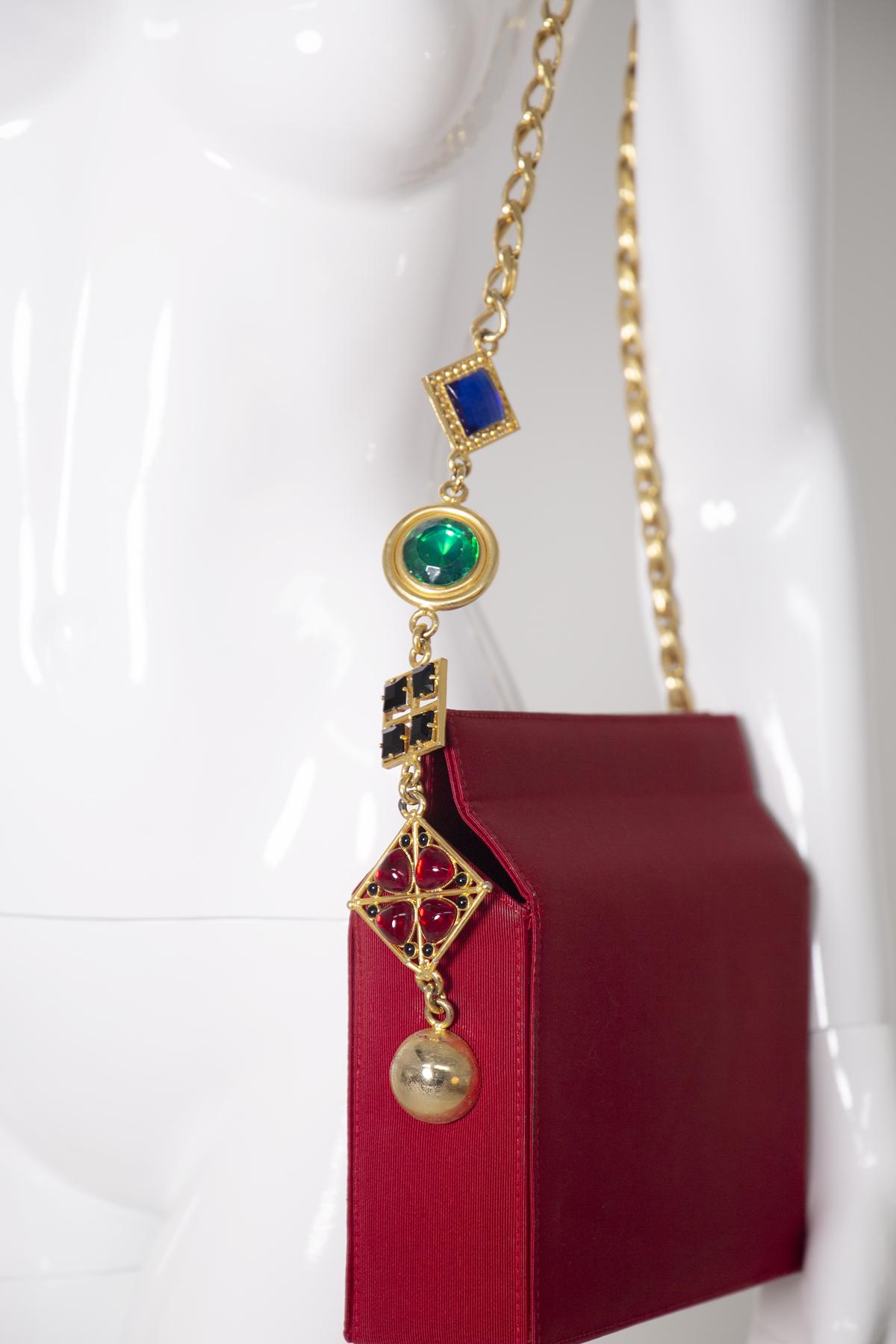 Rara pochette a tracolla in tessuto rosso di Gianni Versace Couture, anni '90 In condizioni buone in vendita a Milano, IT