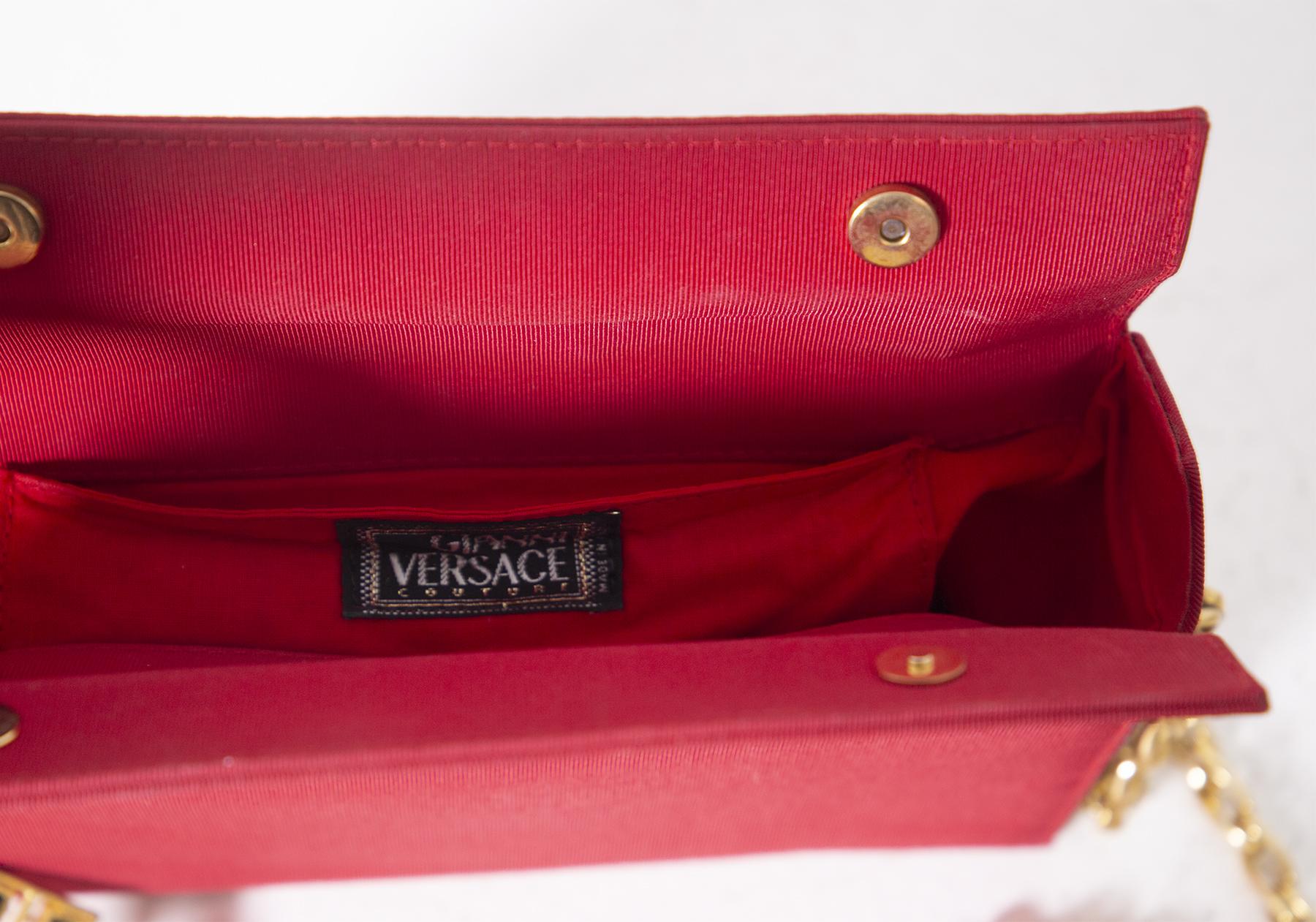 Rara pochette a tracolla in tessuto rosso di Gianni Versace Couture, anni '90 in vendita 3